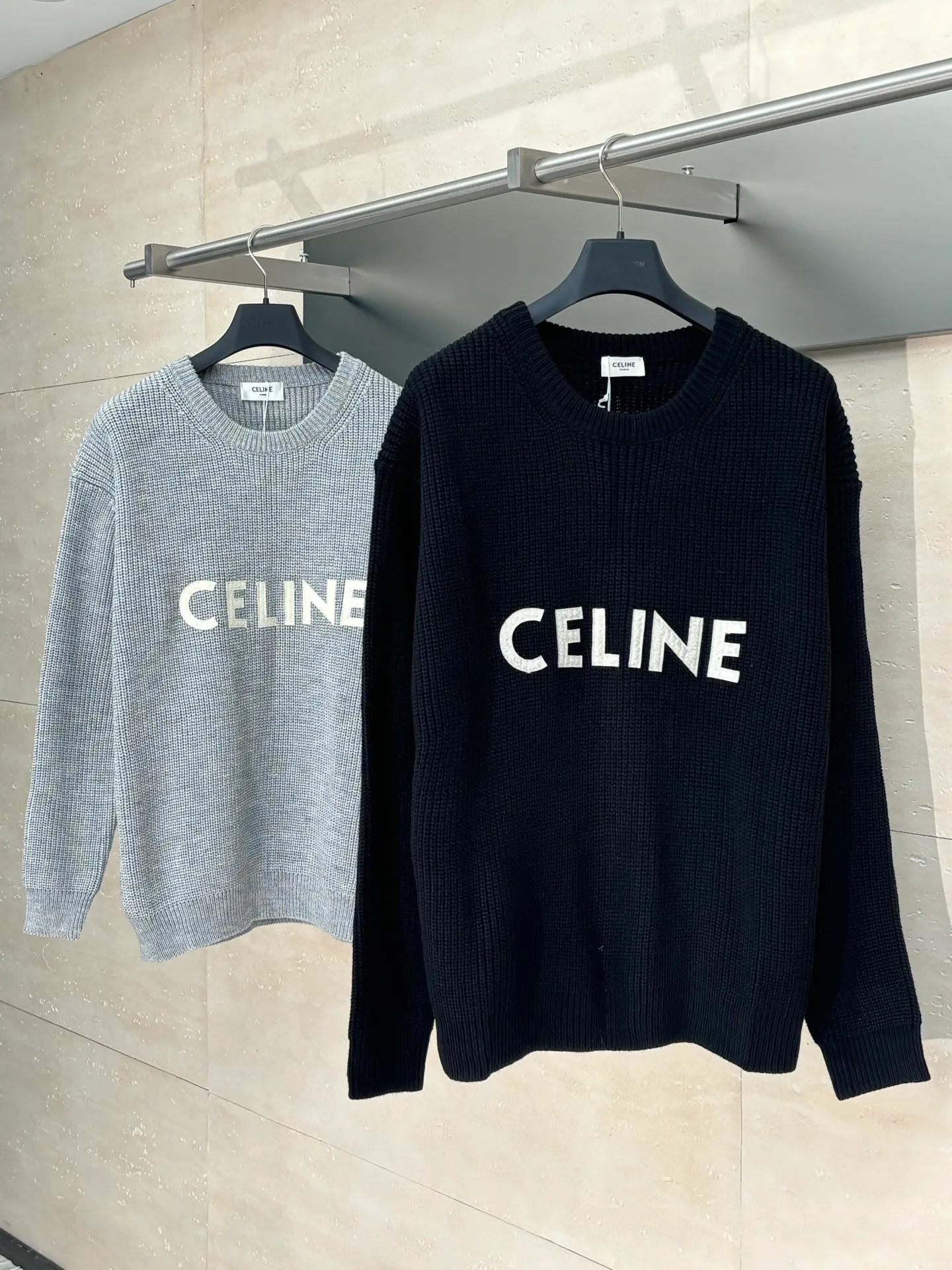 🅿️450 Celine*/Celine 25FW patchwork crew neck sweater. The original purchase is 10,500. The pattern is completely based on the original version on the market. Those with lengths over 73 are incorrect. The fabric is made of 75 wool and 25 angora rabbit hair, which is closest to the original, and the weight is 700 grams. After washing, it is fluffy and skin-friendly. It is made of imported Stoll weaving with clear texture. It is a 7-needle double ingot stitch. The imported thickened felt cloth on the front chest is laser cut and embroidered. The felt must be washed after embroidery so that the felt will fluff and match the clothes. Most embroidery on the market uses thin felt and cannot be washed.  Size：S/M/L