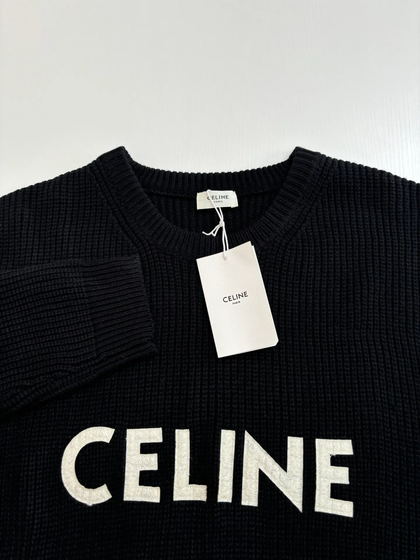 🅿️450 Celine*/Celine 25FW patchwork crew neck sweater. The original purchase is 10,500. The pattern is completely based on the original version on the market. Those with lengths over 73 are incorrect. The fabric is made of 75 wool and 25 angora rabbit hair, which is closest to the original, and the weight is 700 grams. After washing, it is fluffy and skin-friendly. It is made of imported Stoll weaving with clear texture. It is a 7-needle double ingot stitch. The imported thickened felt cloth on the front chest is laser cut and embroidered. The felt must be washed after embroidery so that the felt will fluff and match the clothes. Most embroidery on the market uses thin felt and cannot be washed.  Size：S/M/L