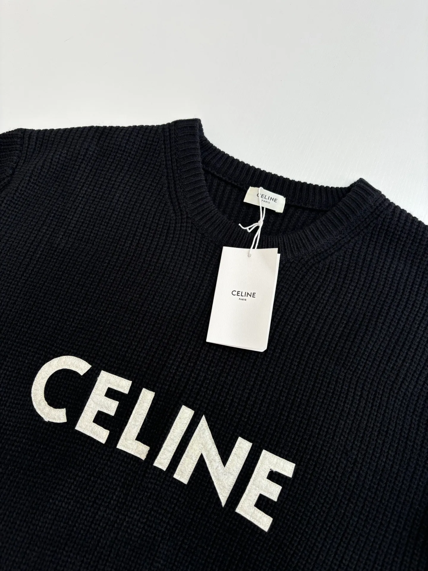 🅿️450 Celine*/Celine 25FW patchwork crew neck sweater. The original purchase is 10,500. The pattern is completely based on the original version on the market. Those with lengths over 73 are incorrect. The fabric is made of 75 wool and 25 angora rabbit hair, which is closest to the original, and the weight is 700 grams. After washing, it is fluffy and skin-friendly. It is made of imported Stoll weaving with clear texture. It is a 7-needle double ingot stitch. The imported thickened felt cloth on the front chest is laser cut and embroidered. The felt must be washed after embroidery so that the felt will fluff and match the clothes. Most embroidery on the market uses thin felt and cannot be washed.  Size：S/M/L