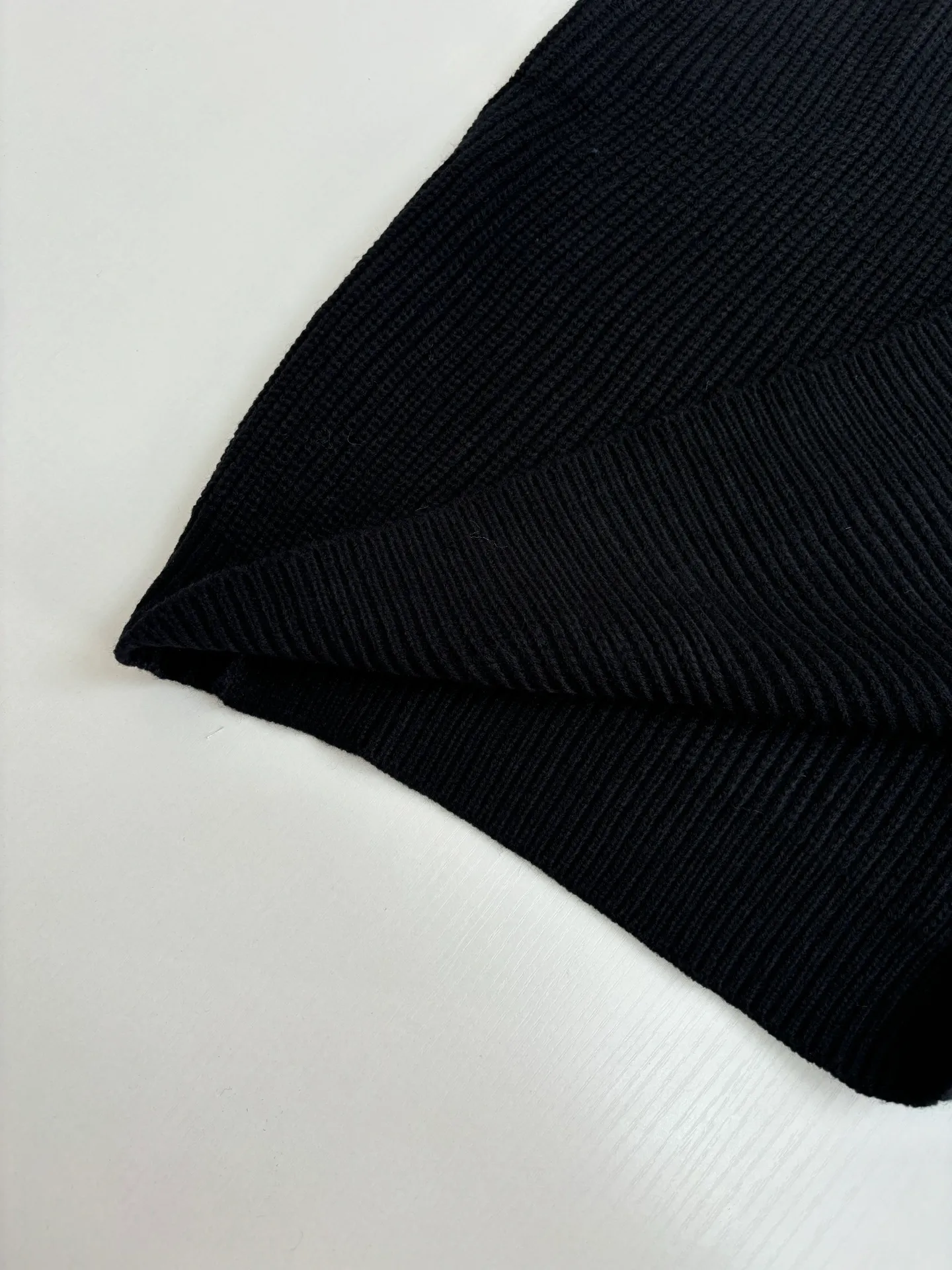 🅿️450 Celine*/Celine 25FW patchwork crew neck sweater. The original purchase is 10,500. The pattern is completely based on the original version on the market. Those with lengths over 73 are incorrect. The fabric is made of 75 wool and 25 angora rabbit hair, which is closest to the original, and the weight is 700 grams. After washing, it is fluffy and skin-friendly. It is made of imported Stoll weaving with clear texture. It is a 7-needle double ingot stitch. The imported thickened felt cloth on the front chest is laser cut and embroidered. The felt must be washed after embroidery so that the felt will fluff and match the clothes. Most embroidery on the market uses thin felt and cannot be washed.  Size：S/M/L