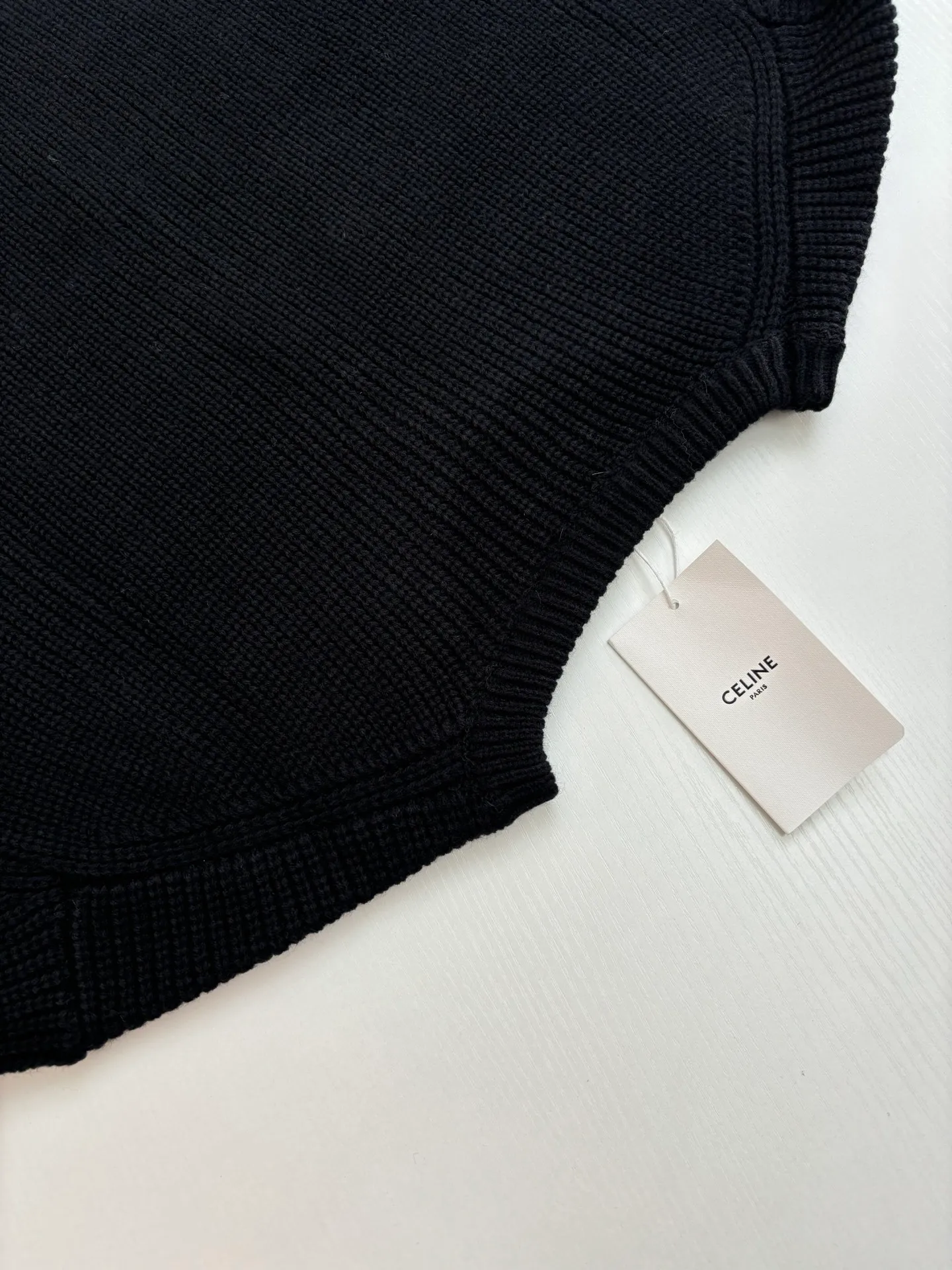 🅿️450 Celine*/Celine 25FW patchwork crew neck sweater. The original purchase is 10,500. The pattern is completely based on the original version on the market. Those with lengths over 73 are incorrect. The fabric is made of 75 wool and 25 angora rabbit hair, which is closest to the original, and the weight is 700 grams. After washing, it is fluffy and skin-friendly. It is made of imported Stoll weaving with clear texture. It is a 7-needle double ingot stitch. The imported thickened felt cloth on the front chest is laser cut and embroidered. The felt must be washed after embroidery so that the felt will fluff and match the clothes. Most embroidery on the market uses thin felt and cannot be washed.  Size：S/M/L