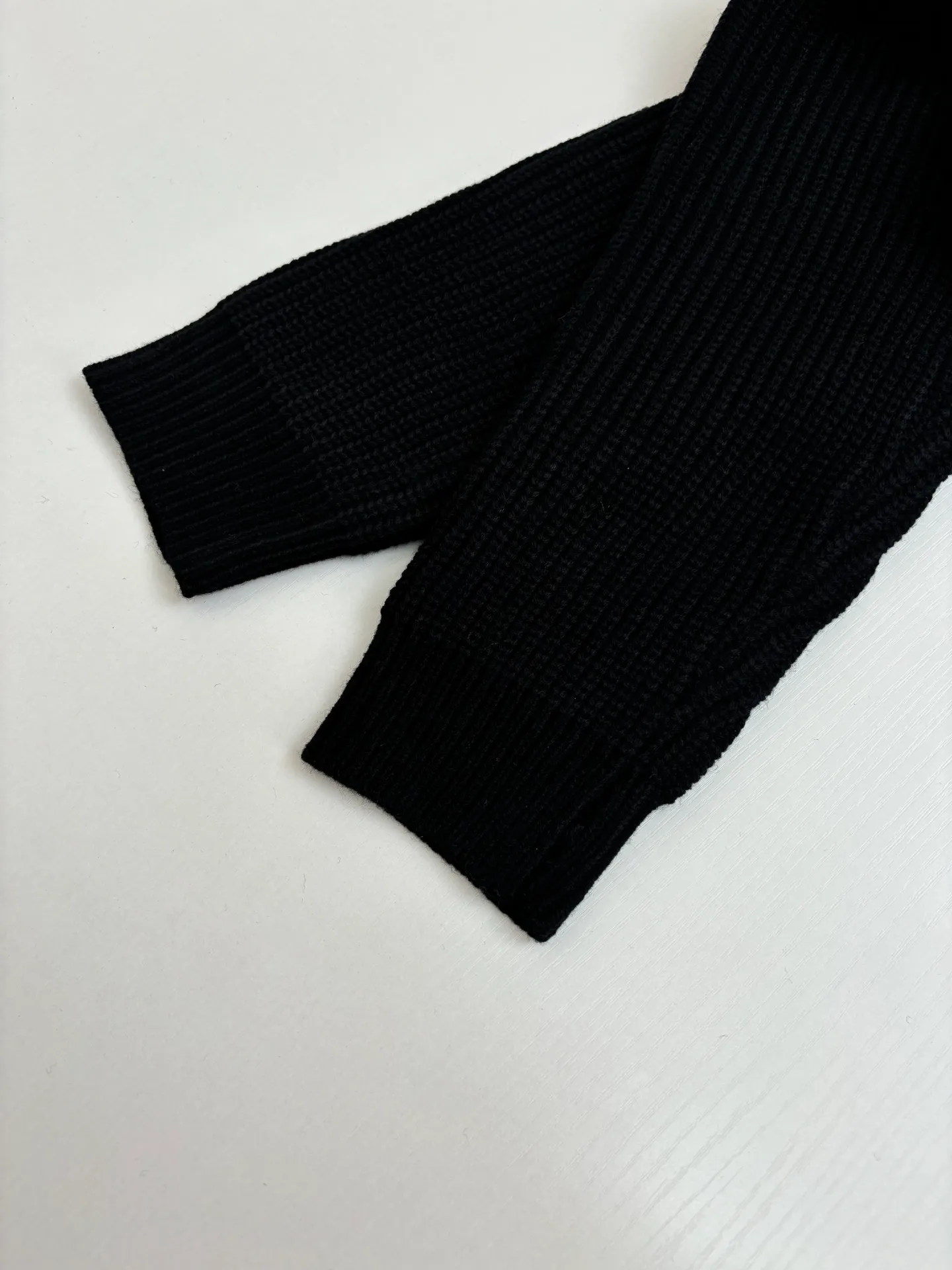 🅿️450 Celine*/Celine 25FW patchwork crew neck sweater. The original purchase is 10,500. The pattern is completely based on the original version on the market. Those with lengths over 73 are incorrect. The fabric is made of 75 wool and 25 angora rabbit hair, which is closest to the original, and the weight is 700 grams. After washing, it is fluffy and skin-friendly. It is made of imported Stoll weaving with clear texture. It is a 7-needle double ingot stitch. The imported thickened felt cloth on the front chest is laser cut and embroidered. The felt must be washed after embroidery so that the felt will fluff and match the clothes. Most embroidery on the market uses thin felt and cannot be washed.  Size：S/M/L