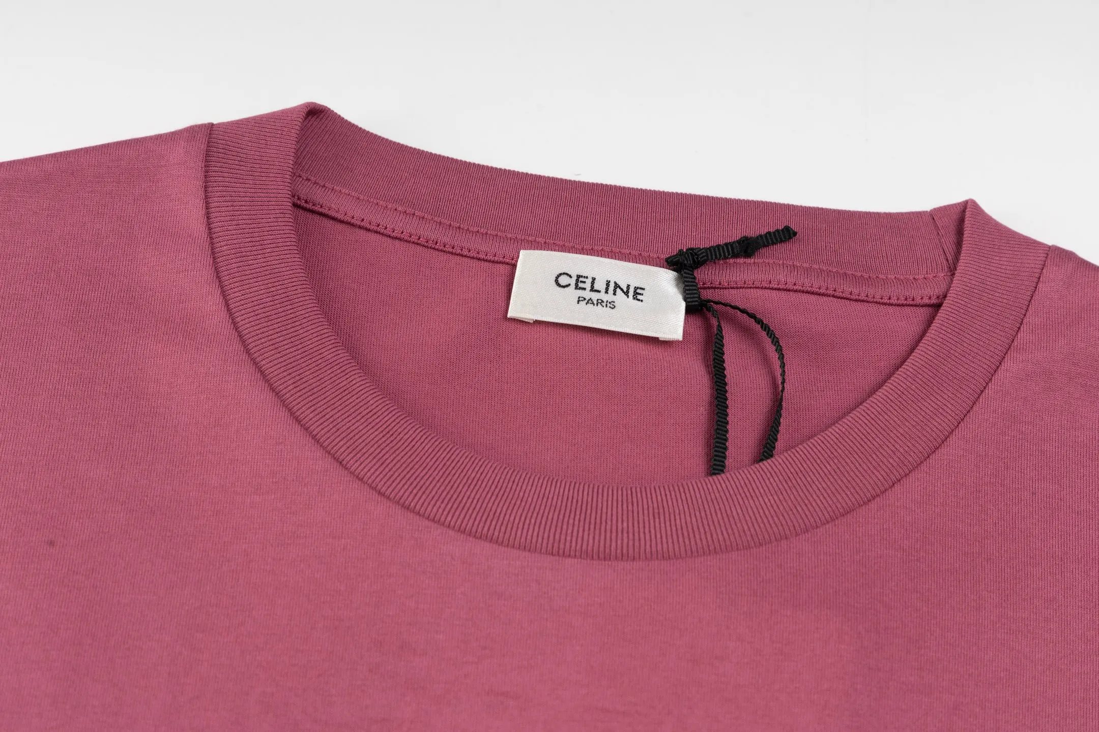🅿️260 [Exclusive supply] Celine childlike graffiti printed short-sleeves (pink). The fabric is made of 50S 165g double-ply plain fabric, and the rib is made of 32S 300g 2×2 stretch rib. 50S double-strand mercerized cotton fabric adopts fine yarn selection, unique mercerization treatment, advanced weaving technology, and environmentally friendly dyeing and finishing processes. Double-strand mercerized cotton fabric has excellent moisture absorption and breathability. Its good elasticity and wrinkle resistance make the fabric less likely to deform during wearing and washing, and is easy to care for. The high-elastic glue has good stretchability and resilience to ensure that the printed pattern can still return to its original shape after stretching; at the same time, the glue has strong adhesion and can be firmly attached to the fabric and not easy to fall off. It also needs to have excellent washability and lightfastness to ensure that the printed pattern can maintain bright colors after long-term use and exposure to light. Dot penetration printing uses a specific printing process to achieve precise positioning and penetration of multiple colors on the fabric, while paying attention to the use of environmentally friendly materials. The color paste is evenly printed on the fabric, and the precise arrangement of dots and accurate color restoration are achieved by controlling the process conditions. Size:XS-S-M-L