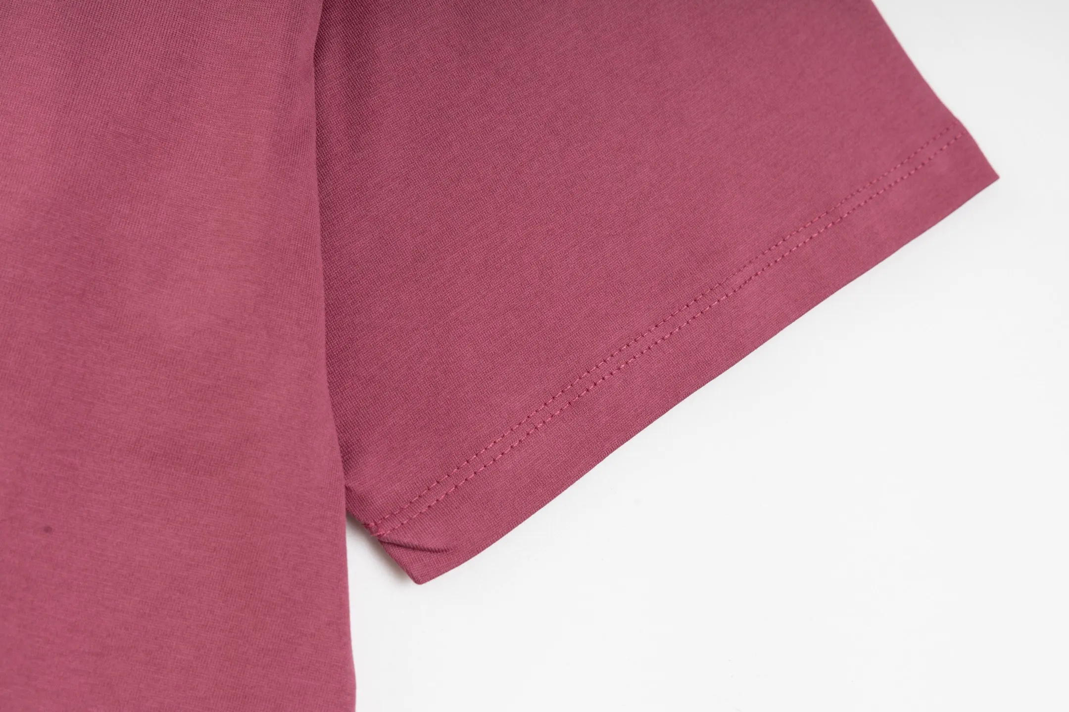 🅿️260 [Exclusive supply] Celine childlike graffiti printed short-sleeves (pink). The fabric is made of 50S 165g double-ply plain fabric, and the rib is made of 32S 300g 2×2 stretch rib. 50S double-strand mercerized cotton fabric adopts fine yarn selection, unique mercerization treatment, advanced weaving technology, and environmentally friendly dyeing and finishing processes. Double-strand mercerized cotton fabric has excellent moisture absorption and breathability. Its good elasticity and wrinkle resistance make the fabric less likely to deform during wearing and washing, and is easy to care for. The high-elastic glue has good stretchability and resilience to ensure that the printed pattern can still return to its original shape after stretching; at the same time, the glue has strong adhesion and can be firmly attached to the fabric and not easy to fall off. It also needs to have excellent washability and lightfastness to ensure that the printed pattern can maintain bright colors after long-term use and exposure to light. Dot penetration printing uses a specific printing process to achieve precise positioning and penetration of multiple colors on the fabric, while paying attention to the use of environmentally friendly materials. The color paste is evenly printed on the fabric, and the precise arrangement of dots and accurate color restoration are achieved by controlling the process conditions. Size:XS-S-M-L