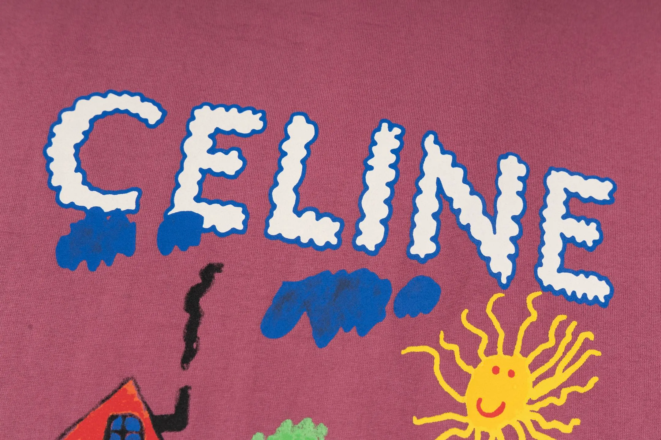 🅿️260 [Exclusive supply] Celine childlike graffiti printed short-sleeves (pink). The fabric is made of 50S 165g double-ply plain fabric, and the rib is made of 32S 300g 2×2 stretch rib. 50S double-strand mercerized cotton fabric adopts fine yarn selection, unique mercerization treatment, advanced weaving technology, and environmentally friendly dyeing and finishing processes. Double-strand mercerized cotton fabric has excellent moisture absorption and breathability. Its good elasticity and wrinkle resistance make the fabric less likely to deform during wearing and washing, and is easy to care for. The high-elastic glue has good stretchability and resilience to ensure that the printed pattern can still return to its original shape after stretching; at the same time, the glue has strong adhesion and can be firmly attached to the fabric and not easy to fall off. It also needs to have excellent washability and lightfastness to ensure that the printed pattern can maintain bright colors after long-term use and exposure to light. Dot penetration printing uses a specific printing process to achieve precise positioning and penetration of multiple colors on the fabric, while paying attention to the use of environmentally friendly materials. The color paste is evenly printed on the fabric, and the precise arrangement of dots and accurate color restoration are achieved by controlling the process conditions. Size:XS-S-M-L