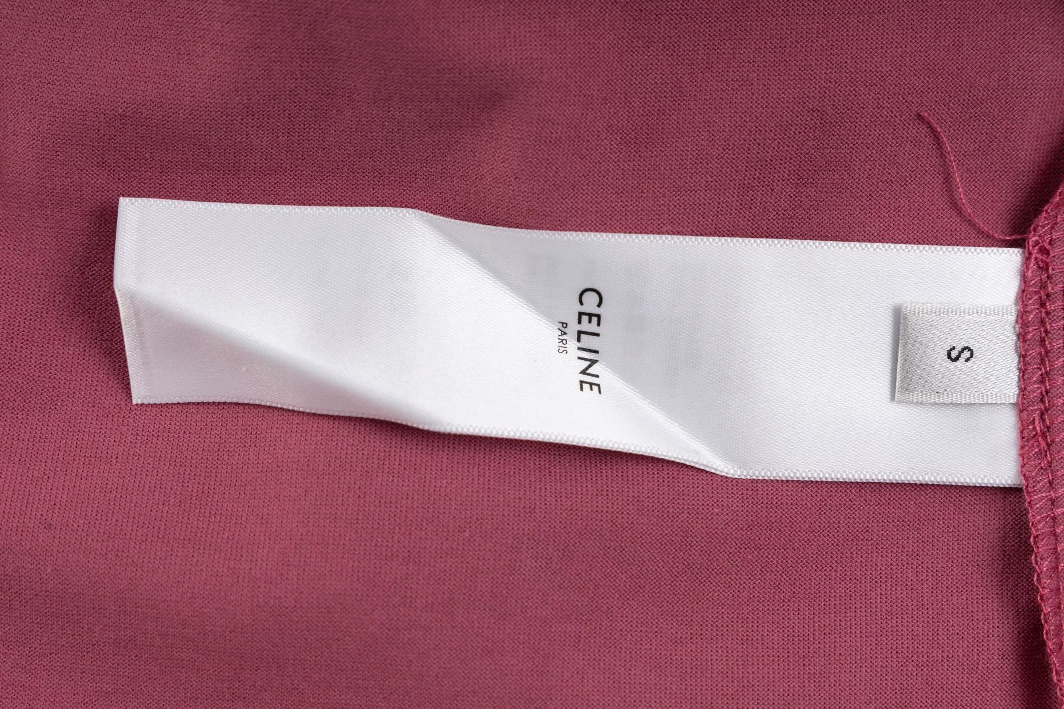 🅿️260 [Exclusive supply] Celine childlike graffiti printed short-sleeves (pink). The fabric is made of 50S 165g double-ply plain fabric, and the rib is made of 32S 300g 2×2 stretch rib. 50S double-strand mercerized cotton fabric adopts fine yarn selection, unique mercerization treatment, advanced weaving technology, and environmentally friendly dyeing and finishing processes. Double-strand mercerized cotton fabric has excellent moisture absorption and breathability. Its good elasticity and wrinkle resistance make the fabric less likely to deform during wearing and washing, and is easy to care for. The high-elastic glue has good stretchability and resilience to ensure that the printed pattern can still return to its original shape after stretching; at the same time, the glue has strong adhesion and can be firmly attached to the fabric and not easy to fall off. It also needs to have excellent washability and lightfastness to ensure that the printed pattern can maintain bright colors after long-term use and exposure to light. Dot penetration printing uses a specific printing process to achieve precise positioning and penetration of multiple colors on the fabric, while paying attention to the use of environmentally friendly materials. The color paste is evenly printed on the fabric, and the precise arrangement of dots and accurate color restoration are achieved by controlling the process conditions. Size:XS-S-M-L