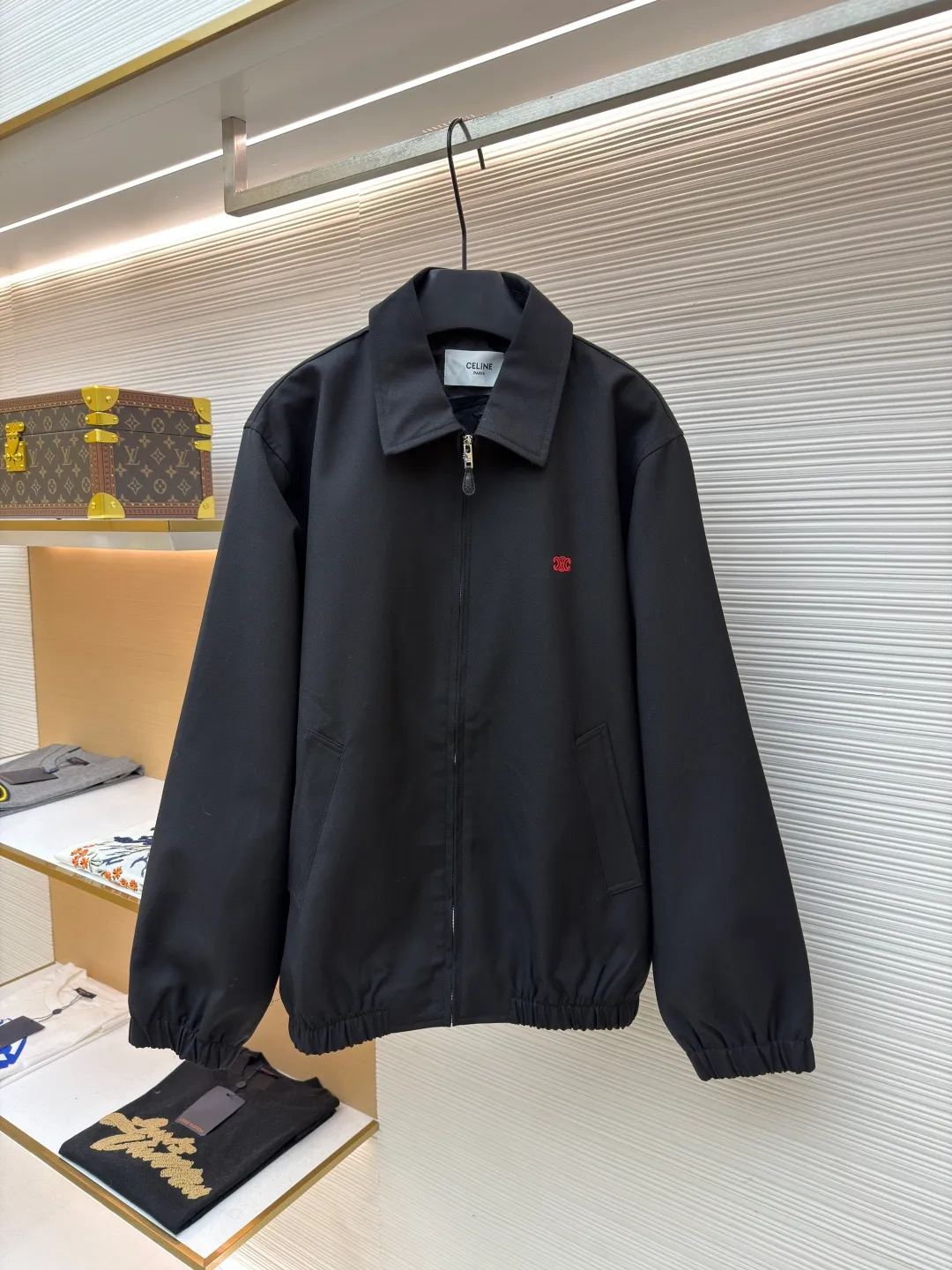 Celine embroidered Arc de Triomphe zipper cadre jacket ●Original version: Purchased and developed for 19500 ●Item number: 1681607-A90 ●Fabric: combed cotton fabric ●Technology: embroidery production ●Color: black ●Version: fitted version ●Weight: about 730 grams ●Size: S-M-L-XL ●Description: Made of 32-count combed cotton fabric, custom-woven with 60% wool content. Double layer composite thickening, weight is about 400 grams. Lined with high-density spun lining. The zipper uses electroplated hardware and bright silver pull bars, and the zipper uses European-style imported zippers, decorated with composite cowhide sliders. The embroidery uses 3D three-dimensional embroidery, and the chest is embellished with Arc de Triomphe embroidery. Add a touch of simple, high-end style. The shirt collar is made of double layers and ironed to make the upper body of the clothes more three-dimensional. The entire garment is made using a special machine. Fabric: 62% wool, 38% cotton Lining: 100% viscose Pocket lining: 100% cotton TRIOMPHE embroidered loose fit shirt collar, 2 slant suit pockets Elastic waistband and cuffs, zipper closure with TRIOMPHE embossed leather zipper pullers. The overall wiring is straight and delicate, the fabric is comfortable and soft, and the color is consistent without color difference. It can be matched with the same style to create a fashionable look and control various occasions. Customized accessories, complete with three standards, same style for men and women!