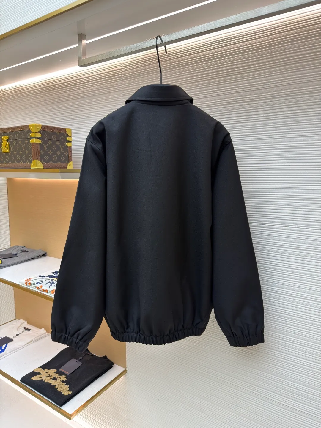 Celine embroidered Arc de Triomphe zipper cadre jacket ●Original version: Purchased and developed for 19500 ●Item number: 1681607-A90 ●Fabric: combed cotton fabric ●Technology: embroidery production ●Color: black ●Version: fitted version ●Weight: about 730 grams ●Size: S-M-L-XL ●Description: Made of 32-count combed cotton fabric, custom-woven with 60% wool content. Double layer composite thickening, weight is about 400 grams. Lined with high-density spun lining. The zipper uses electroplated hardware and bright silver pull bars, and the zipper uses European-style imported zippers, decorated with composite cowhide sliders. The embroidery uses 3D three-dimensional embroidery, and the chest is embellished with Arc de Triomphe embroidery. Add a touch of simple, high-end style. The shirt collar is made of double layers and ironed to make the upper body of the clothes more three-dimensional. The entire garment is made using a special machine. Fabric: 62% wool, 38% cotton Lining: 100% viscose Pocket lining: 100% cotton TRIOMPHE embroidered loose fit shirt collar, 2 slant suit pockets Elastic waistband and cuffs, zipper closure with TRIOMPHE embossed leather zipper pullers. The overall wiring is straight and delicate, the fabric is comfortable and soft, and the color is consistent without color difference. It can be matched with the same style to create a fashionable look and control various occasions. Customized accessories, complete with three standards, same style for men and women!