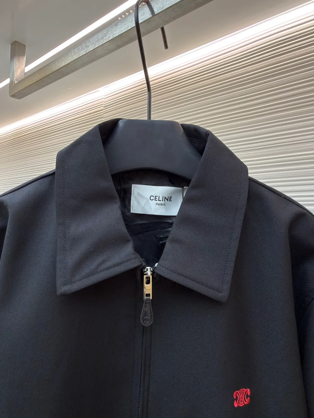Celine embroidered Arc de Triomphe zipper cadre jacket ●Original version: Purchased and developed for 19500 ●Item number: 1681607-A90 ●Fabric: combed cotton fabric ●Technology: embroidery production ●Color: black ●Version: fitted version ●Weight: about 730 grams ●Size: S-M-L-XL ●Description: Made of 32-count combed cotton fabric, custom-woven with 60% wool content. Double layer composite thickening, weight is about 400 grams. Lined with high-density spun lining. The zipper uses electroplated hardware and bright silver pull bars, and the zipper uses European-style imported zippers, decorated with composite cowhide sliders. The embroidery uses 3D three-dimensional embroidery, and the chest is embellished with Arc de Triomphe embroidery. Add a touch of simple, high-end style. The shirt collar is made of double layers and ironed to make the upper body of the clothes more three-dimensional. The entire garment is made using a special machine. Fabric: 62% wool, 38% cotton Lining: 100% viscose Pocket lining: 100% cotton TRIOMPHE embroidered loose fit shirt collar, 2 slant suit pockets Elastic waistband and cuffs, zipper closure with TRIOMPHE embossed leather zipper pullers. The overall wiring is straight and delicate, the fabric is comfortable and soft, and the color is consistent without color difference. It can be matched with the same style to create a fashionable look and control various occasions. Customized accessories, complete with three standards, same style for men and women!