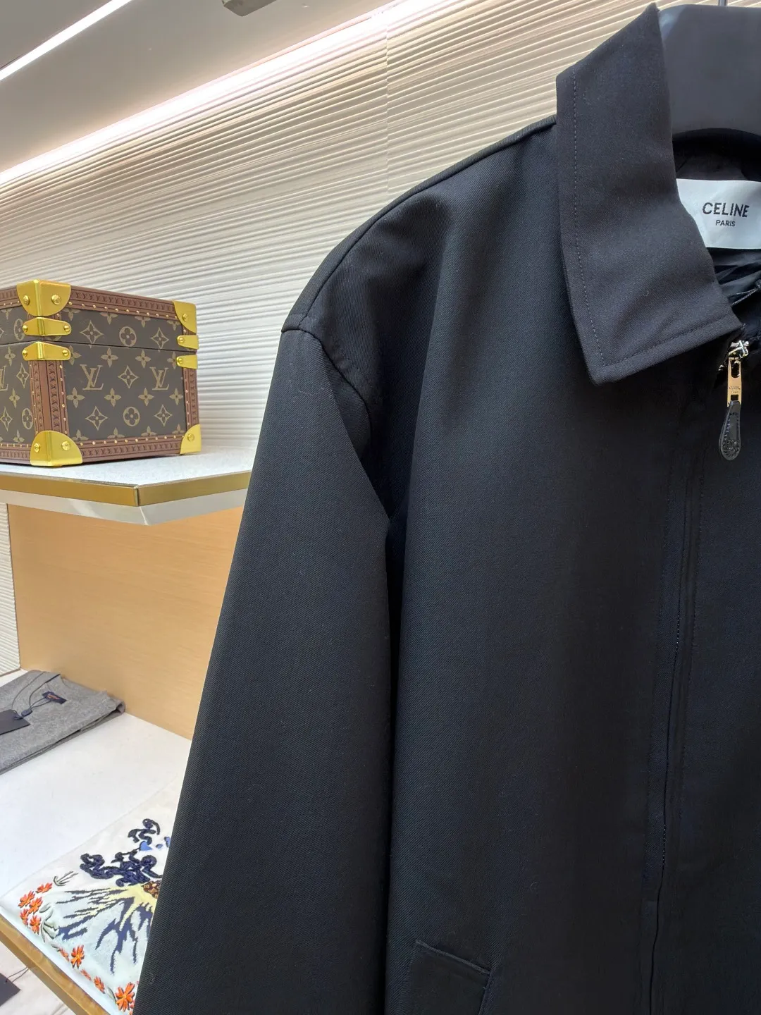 Celine embroidered Arc de Triomphe zipper cadre jacket ●Original version: Purchased and developed for 19500 ●Item number: 1681607-A90 ●Fabric: combed cotton fabric ●Technology: embroidery production ●Color: black ●Version: fitted version ●Weight: about 730 grams ●Size: S-M-L-XL ●Description: Made of 32-count combed cotton fabric, custom-woven with 60% wool content. Double layer composite thickening, weight is about 400 grams. Lined with high-density spun lining. The zipper uses electroplated hardware and bright silver pull bars, and the zipper uses European-style imported zippers, decorated with composite cowhide sliders. The embroidery uses 3D three-dimensional embroidery, and the chest is embellished with Arc de Triomphe embroidery. Add a touch of simple, high-end style. The shirt collar is made of double layers and ironed to make the upper body of the clothes more three-dimensional. The entire garment is made using a special machine. Fabric: 62% wool, 38% cotton Lining: 100% viscose Pocket lining: 100% cotton TRIOMPHE embroidered loose fit shirt collar, 2 slant suit pockets Elastic waistband and cuffs, zipper closure with TRIOMPHE embossed leather zipper pullers. The overall wiring is straight and delicate, the fabric is comfortable and soft, and the color is consistent without color difference. It can be matched with the same style to create a fashionable look and control various occasions. Customized accessories, complete with three standards, same style for men and women!