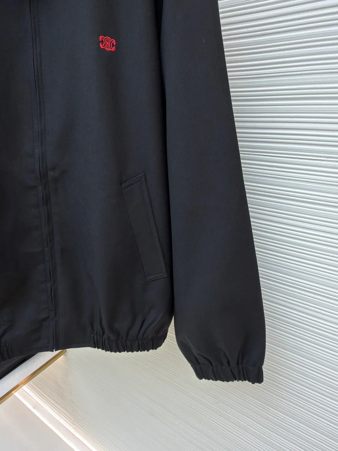 Celine embroidered Arc de Triomphe zipper cadre jacket ●Original version: Purchased and developed for 19500 ●Item number: 1681607-A90 ●Fabric: combed cotton fabric ●Technology: embroidery production ●Color: black ●Version: fitted version ●Weight: about 730 grams ●Size: S-M-L-XL ●Description: Made of 32-count combed cotton fabric, custom-woven with 60% wool content. Double layer composite thickening, weight is about 400 grams. Lined with high-density spun lining. The zipper uses electroplated hardware and bright silver pull bars, and the zipper uses European-style imported zippers, decorated with composite cowhide sliders. The embroidery uses 3D three-dimensional embroidery, and the chest is embellished with Arc de Triomphe embroidery. Add a touch of simple, high-end style. The shirt collar is made of double layers and ironed to make the upper body of the clothes more three-dimensional. The entire garment is made using a special machine. Fabric: 62% wool, 38% cotton Lining: 100% viscose Pocket lining: 100% cotton TRIOMPHE embroidered loose fit shirt collar, 2 slant suit pockets Elastic waistband and cuffs, zipper closure with TRIOMPHE embossed leather zipper pullers. The overall wiring is straight and delicate, the fabric is comfortable and soft, and the color is consistent without color difference. It can be matched with the same style to create a fashionable look and control various occasions. Customized accessories, complete with three standards, same style for men and women!
