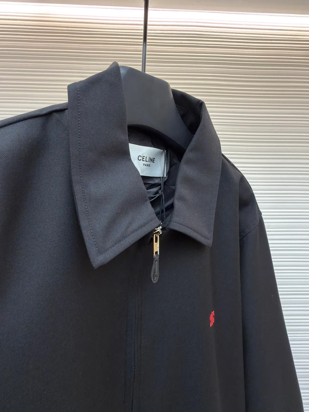 Celine embroidered Arc de Triomphe zipper cadre jacket ●Original version: Purchased and developed for 19500 ●Item number: 1681607-A90 ●Fabric: combed cotton fabric ●Technology: embroidery production ●Color: black ●Version: fitted version ●Weight: about 730 grams ●Size: S-M-L-XL ●Description: Made of 32-count combed cotton fabric, custom-woven with 60% wool content. Double layer composite thickening, weight is about 400 grams. Lined with high-density spun lining. The zipper uses electroplated hardware and bright silver pull bars, and the zipper uses European-style imported zippers, decorated with composite cowhide sliders. The embroidery uses 3D three-dimensional embroidery, and the chest is embellished with Arc de Triomphe embroidery. Add a touch of simple, high-end style. The shirt collar is made of double layers and ironed to make the upper body of the clothes more three-dimensional. The entire garment is made using a special machine. Fabric: 62% wool, 38% cotton Lining: 100% viscose Pocket lining: 100% cotton TRIOMPHE embroidered loose fit shirt collar, 2 slant suit pockets Elastic waistband and cuffs, zipper closure with TRIOMPHE embossed leather zipper pullers. The overall wiring is straight and delicate, the fabric is comfortable and soft, and the color is consistent without color difference. It can be matched with the same style to create a fashionable look and control various occasions. Customized accessories, complete with three standards, same style for men and women!