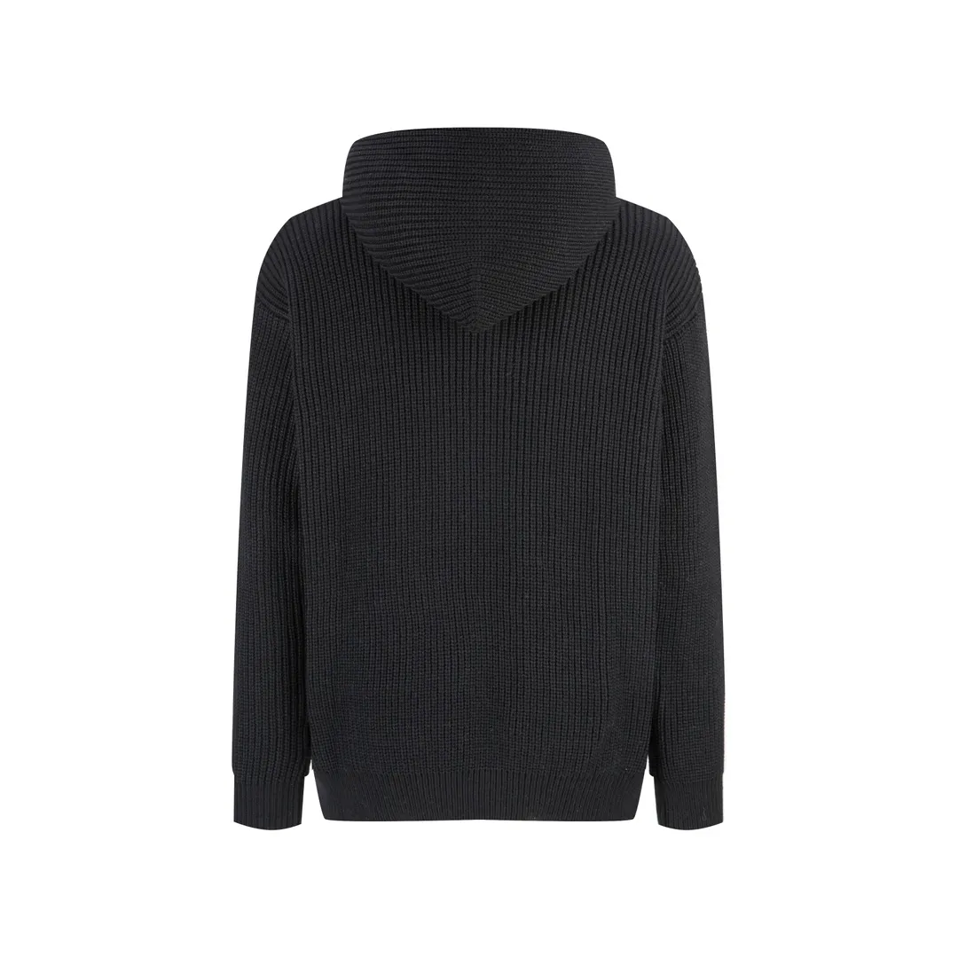 🅿️560 [Exclusive supply] Celine 22FW patch hooded sweater (black) The original version was purchased and developed for 12,500. The fabric is made of 75 wool 25 angora rabbit fur that is closest to the original version. It is made of customized expanded blended wool. The upper body is comfortable and soft, and the weight is 700 grams. It is made of imported Stoll weaving with clear texture and 7-needle double ingot stitching method. The imported thickened felt cloth on the front chest is embroidered with letters using laser embroidery technology. High-energy laser beams are used for fine cutting and embroidery on the fabric. The letter material is made of wool superfiber positioning laser embroidery, which combines the strength of wool. Natural softness and durability of microfiber, the laser beam is used to precisely embroider at designated positions to achieve a highly precise embroidery effect. The letters have smooth lines and clear edges. The felt must be washed after embroidery to make it fluffy and more coordinated with the clothes. Thin felt is used for embroidery on the market and cannot be washed. Customized letter engraved white alloy tail clip, custom-woven and dyed cotton textured round rope, complete three-label accessories, OS loose version design, different from the market version. Size:S-M-L