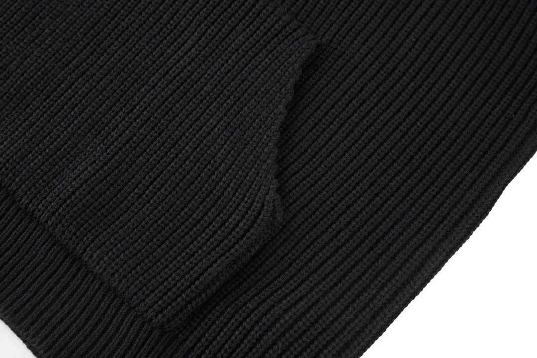 🅿️560 [Exclusive supply] Celine 22FW patch hooded sweater (black) The original version was purchased and developed for 12,500. The fabric is made of 75 wool 25 angora rabbit fur that is closest to the original version. It is made of customized expanded blended wool. The upper body is comfortable and soft, and the weight is 700 grams. It is made of imported Stoll weaving with clear texture and 7-needle double ingot stitching method. The imported thickened felt cloth on the front chest is embroidered with letters using laser embroidery technology. High-energy laser beams are used for fine cutting and embroidery on the fabric. The letter material is made of wool superfiber positioning laser embroidery, which combines the strength of wool. Natural softness and durability of microfiber, the laser beam is used to precisely embroider at designated positions to achieve a highly precise embroidery effect. The letters have smooth lines and clear edges. The felt must be washed after embroidery to make it fluffy and more coordinated with the clothes. Thin felt is used for embroidery on the market and cannot be washed. Customized letter engraved white alloy tail clip, custom-woven and dyed cotton textured round rope, complete three-label accessories, OS loose version design, different from the market version. Size:S-M-L