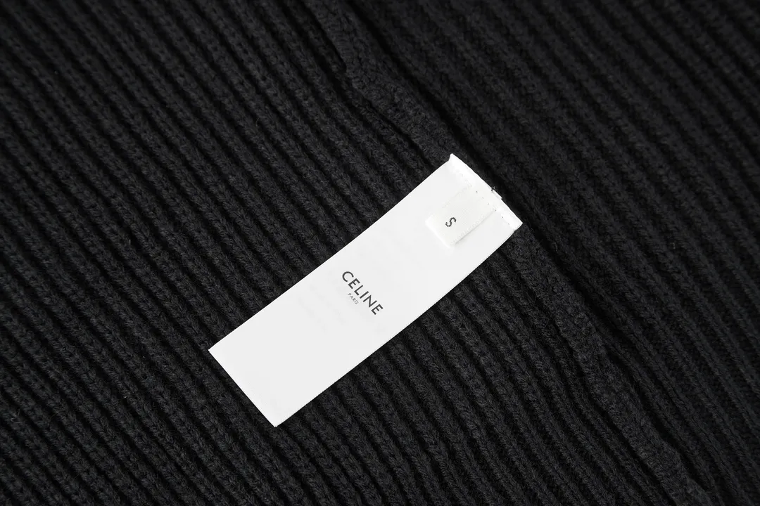 🅿️560 [Exclusive supply] Celine 22FW patch hooded sweater (black) The original version was purchased and developed for 12,500. The fabric is made of 75 wool 25 angora rabbit fur that is closest to the original version. It is made of customized expanded blended wool. The upper body is comfortable and soft, and the weight is 700 grams. It is made of imported Stoll weaving with clear texture and 7-needle double ingot stitching method. The imported thickened felt cloth on the front chest is embroidered with letters using laser embroidery technology. High-energy laser beams are used for fine cutting and embroidery on the fabric. The letter material is made of wool superfiber positioning laser embroidery, which combines the strength of wool. Natural softness and durability of microfiber, the laser beam is used to precisely embroider at designated positions to achieve a highly precise embroidery effect. The letters have smooth lines and clear edges. The felt must be washed after embroidery to make it fluffy and more coordinated with the clothes. Thin felt is used for embroidery on the market and cannot be washed. Customized letter engraved white alloy tail clip, custom-woven and dyed cotton textured round rope, complete three-label accessories, OS loose version design, different from the market version. Size:S-M-L