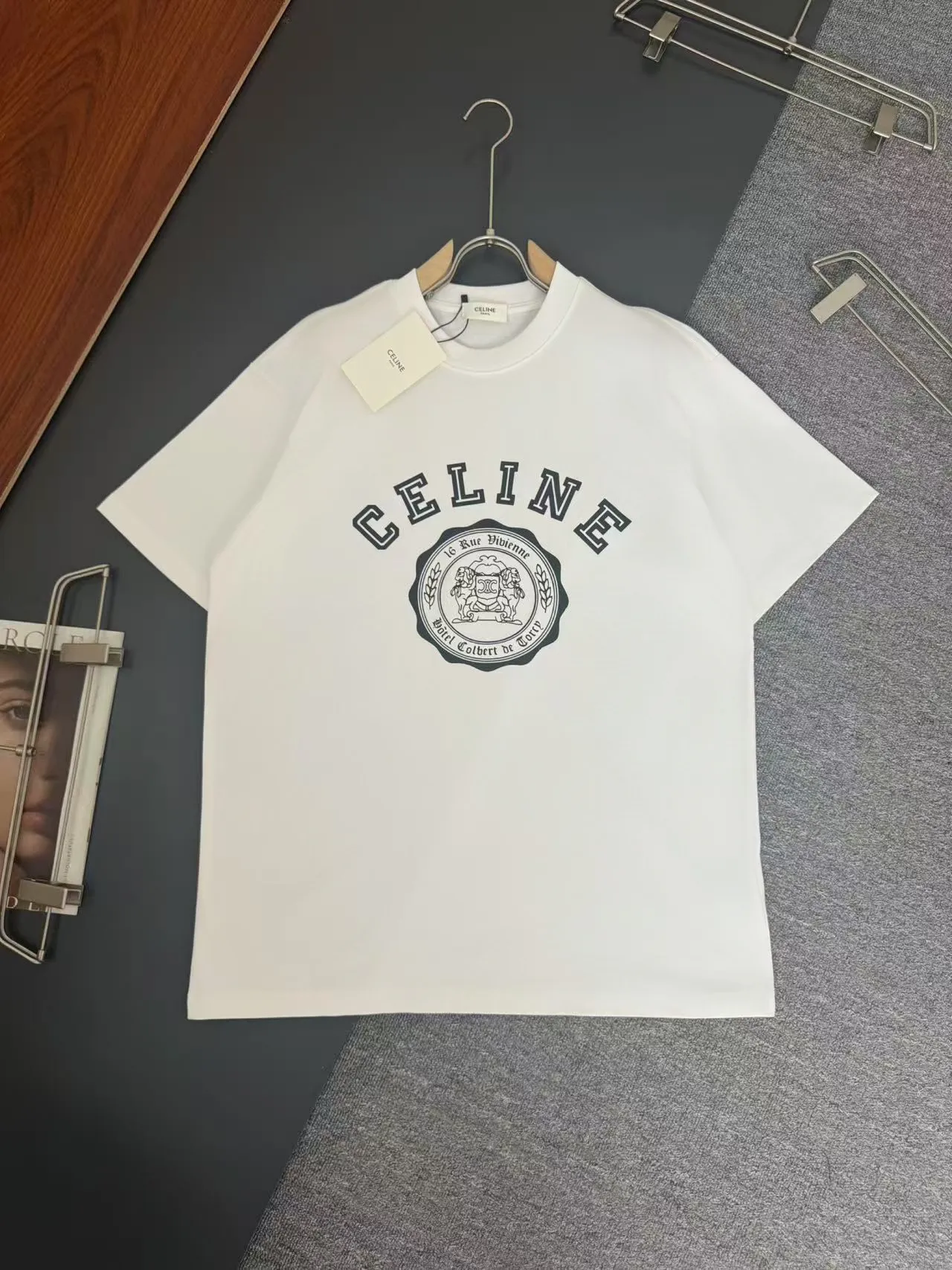 🅿️200 CELINE* Celine* 320g heavyweight pure cotton T-shirt with loose fit and three-dimensional printed logo design. Spring and summer new round neck fashionable short-sleeved T-shirt. Comfortable against the skin, durable and easy to wear. Meticulous original craftsmanship, a must-have for casual and versatile colors. Color: white, black, rose. Size: S M L XL XXL
