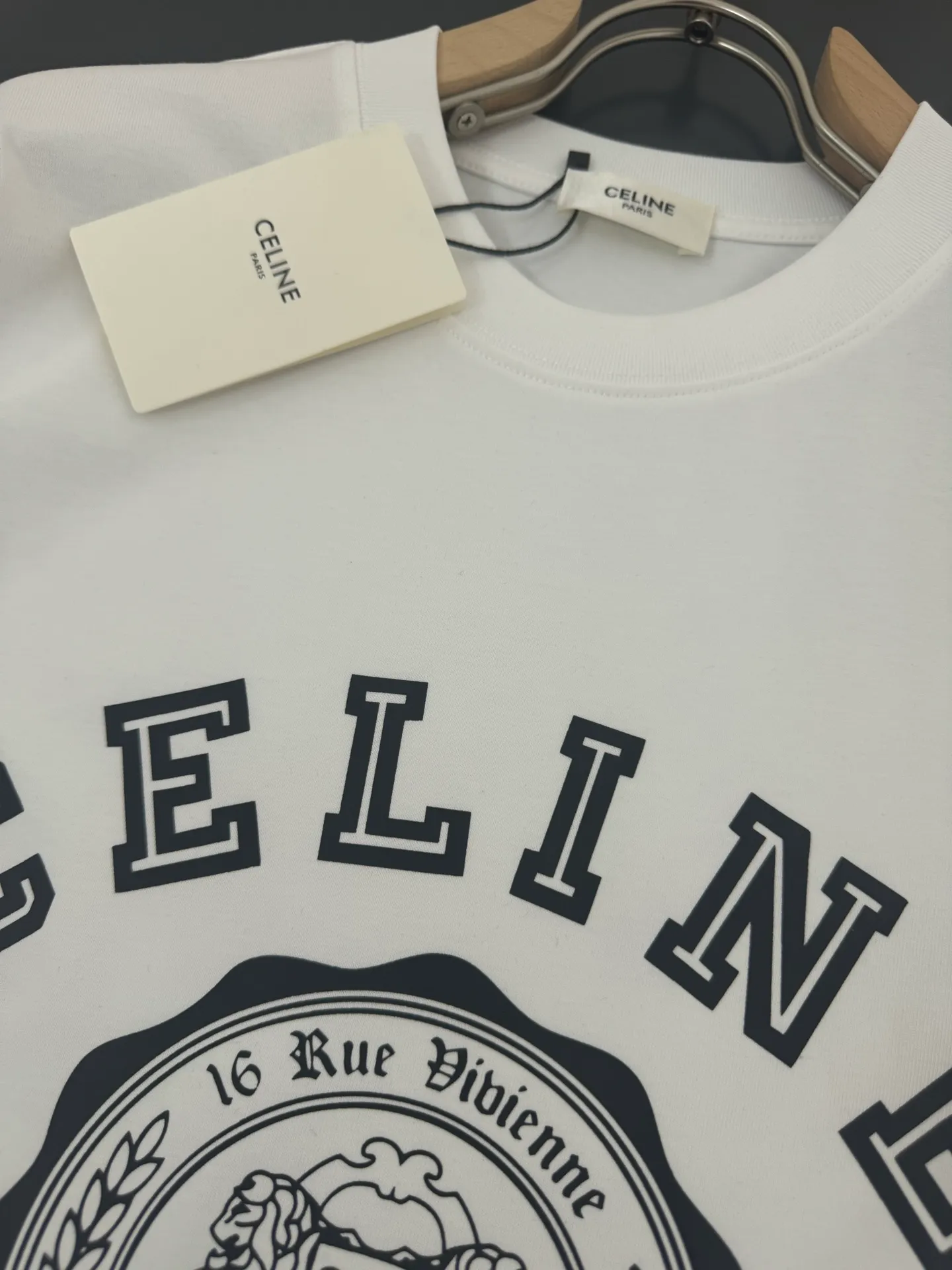🅿️200 CELINE* Celine* 320g heavyweight pure cotton T-shirt with loose fit and three-dimensional printed logo design. Spring and summer new round neck fashionable short-sleeved T-shirt. Comfortable against the skin, durable and easy to wear. Meticulous original craftsmanship, a must-have for casual and versatile colors. Color: white, black, rose. Size: S M L XL XXL