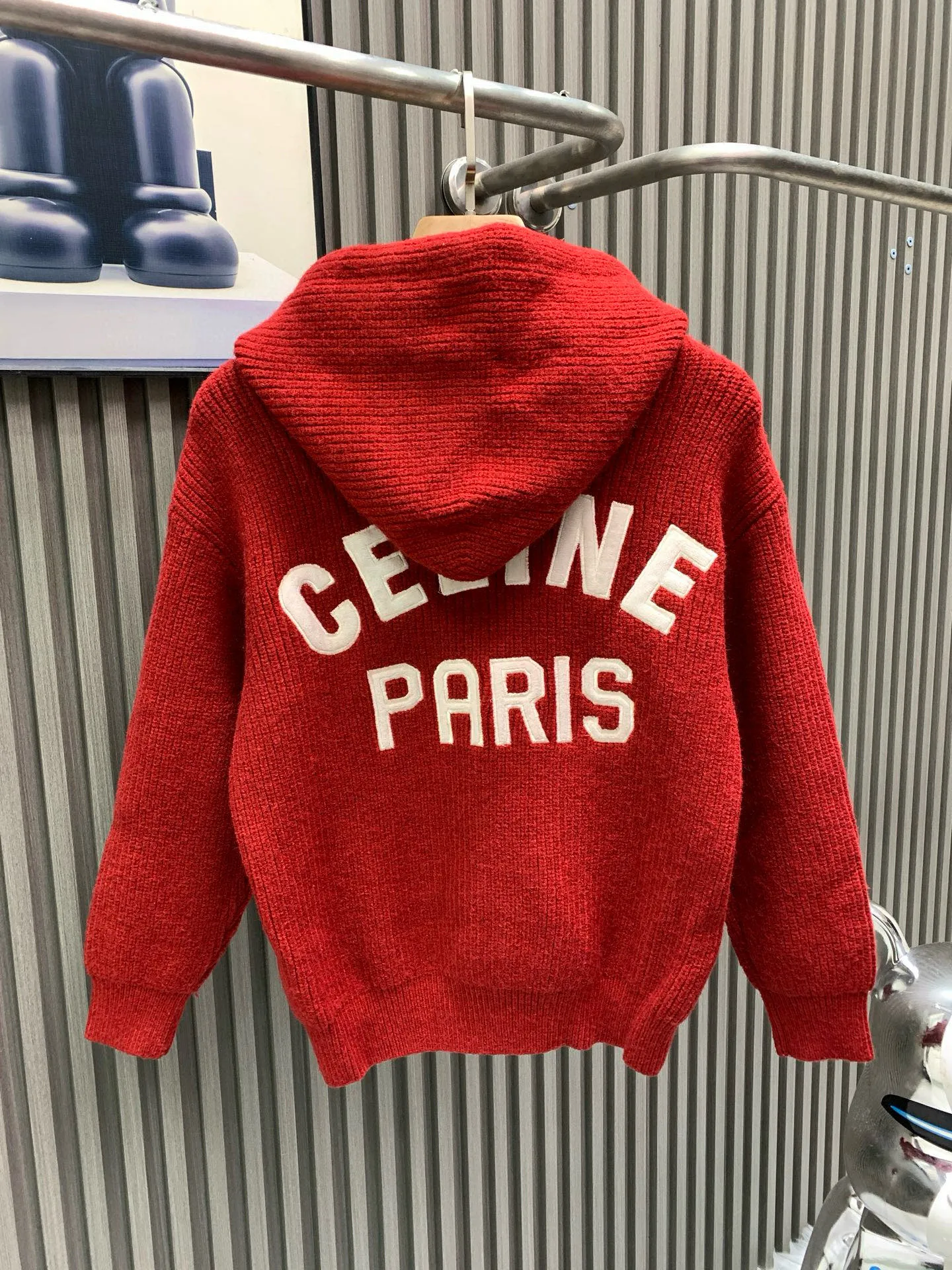 🅿️400 🀄️ Celine Celine ce25FW Autumn and Winter New Year's New Style C Letter Embroidered Fashionable Casual Warm Knitted Sweater. The surface of the fabric has a three-dimensional vertical stripe texture. It is delicate, clear and shiny. It feels comfortable and skin-friendly. It is a high-end luxury fabric that can be distinguished at a glance. It is different from ordinary versions on the market. It is a very eye-catching and fashionable classic item that will not go out of style. Good warmth and comfort. Easily cope with low temperature climate. Let style and temperature coexist! The classic contrast between the chest and the back of the body is the C letter logo. It is made with three-dimensional embroidery technology. It forms a striking contrast with the body of the body, adding visual layering while showing an extremely luxurious charm. You will definitely fall in love with it instantly after you get it.