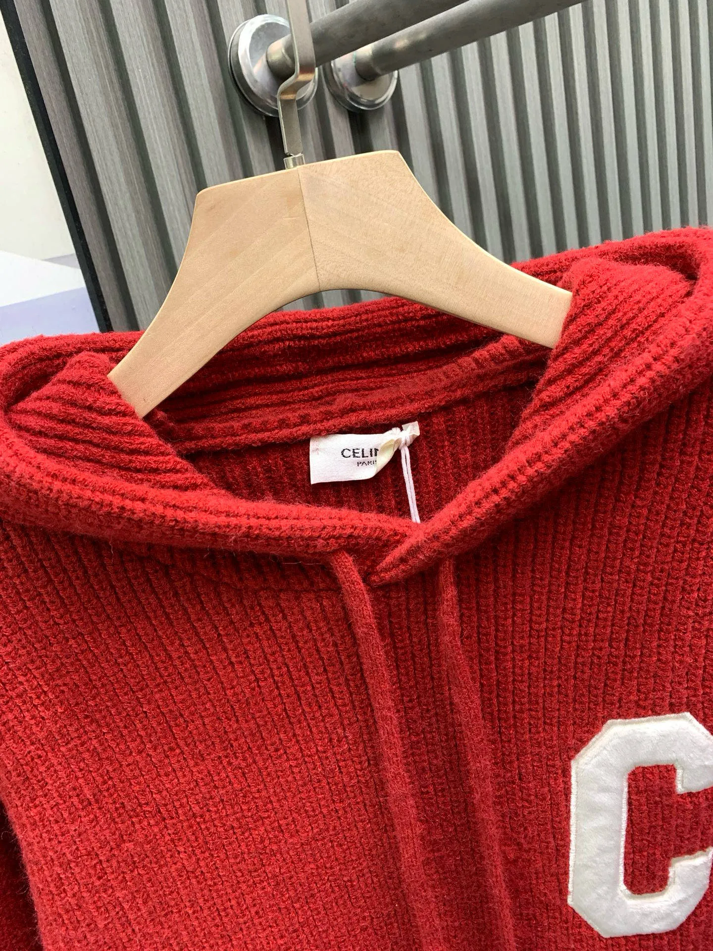 🅿️400 🀄️ Celine Celine ce25FW Autumn and Winter New Year's New Style C Letter Embroidered Fashionable Casual Warm Knitted Sweater. The surface of the fabric has a three-dimensional vertical stripe texture. It is delicate, clear and shiny. It feels comfortable and skin-friendly. It is a high-end luxury fabric that can be distinguished at a glance. It is different from ordinary versions on the market. It is a very eye-catching and fashionable classic item that will not go out of style. Good warmth and comfort. Easily cope with low temperature climate. Let style and temperature coexist! The classic contrast between the chest and the back of the body is the C letter logo. It is made with three-dimensional embroidery technology. It forms a striking contrast with the body of the body, adding visual layering while showing an extremely luxurious charm. You will definitely fall in love with it instantly after you get it.