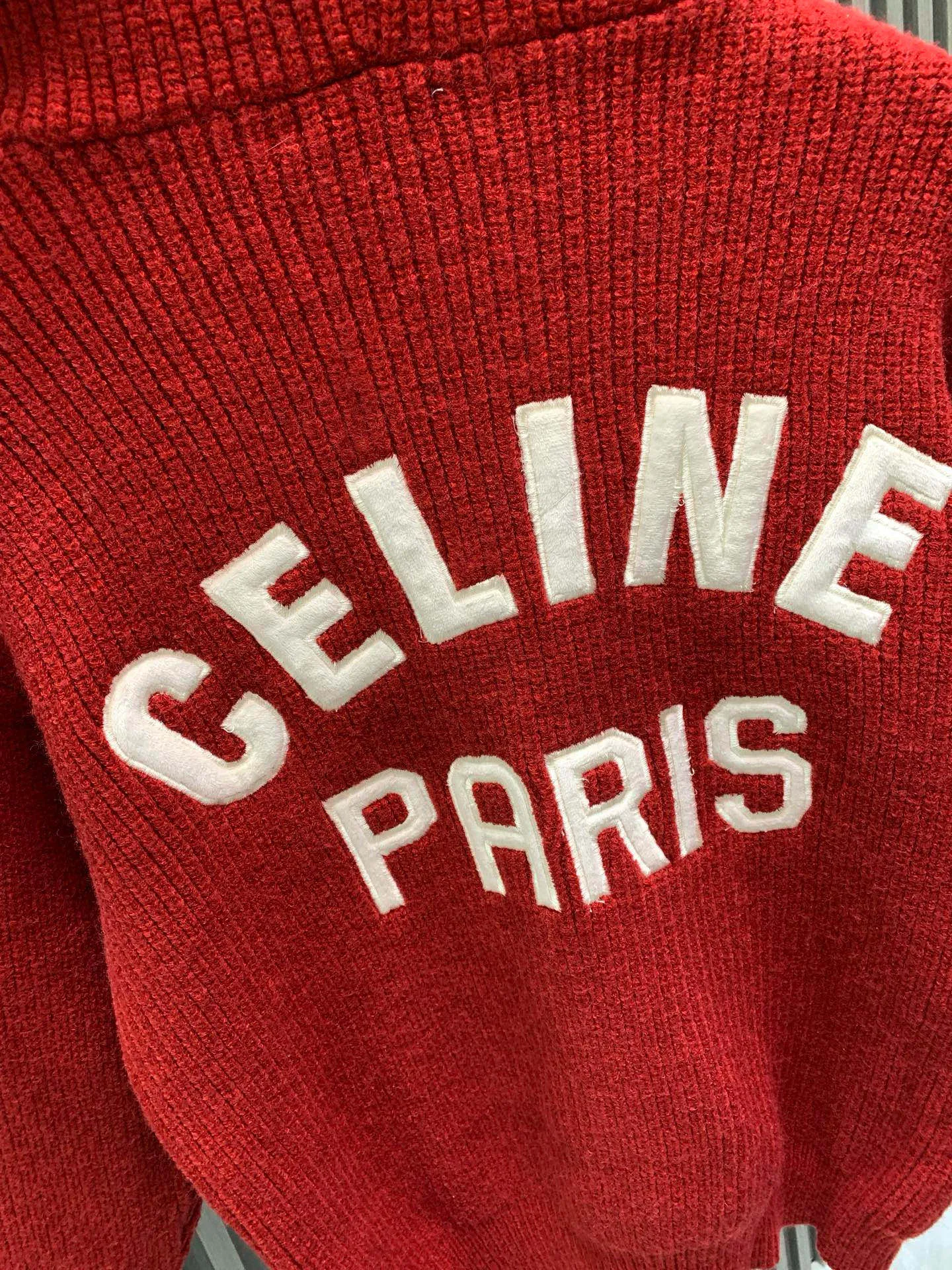 🅿️400 🀄️ Celine Celine ce25FW Autumn and Winter New Year's New Style C Letter Embroidered Fashionable Casual Warm Knitted Sweater. The surface of the fabric has a three-dimensional vertical stripe texture. It is delicate, clear and shiny. It feels comfortable and skin-friendly. It is a high-end luxury fabric that can be distinguished at a glance. It is different from ordinary versions on the market. It is a very eye-catching and fashionable classic item that will not go out of style. Good warmth and comfort. Easily cope with low temperature climate. Let style and temperature coexist! The classic contrast between the chest and the back of the body is the C letter logo. It is made with three-dimensional embroidery technology. It forms a striking contrast with the body of the body, adding visual layering while showing an extremely luxurious charm. You will definitely fall in love with it instantly after you get it.