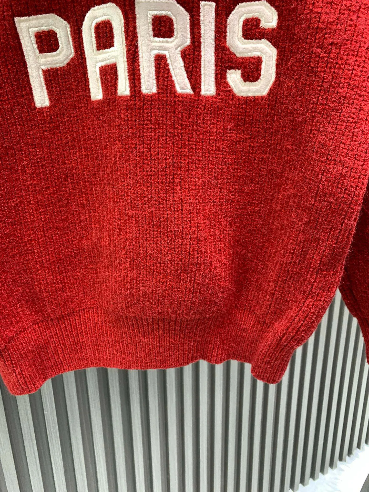 🅿️400 🀄️ Celine Celine ce25FW Autumn and Winter New Year's New Style C Letter Embroidered Fashionable Casual Warm Knitted Sweater. The surface of the fabric has a three-dimensional vertical stripe texture. It is delicate, clear and shiny. It feels comfortable and skin-friendly. It is a high-end luxury fabric that can be distinguished at a glance. It is different from ordinary versions on the market. It is a very eye-catching and fashionable classic item that will not go out of style. Good warmth and comfort. Easily cope with low temperature climate. Let style and temperature coexist! The classic contrast between the chest and the back of the body is the C letter logo. It is made with three-dimensional embroidery technology. It forms a striking contrast with the body of the body, adding visual layering while showing an extremely luxurious charm. You will definitely fall in love with it instantly after you get it.