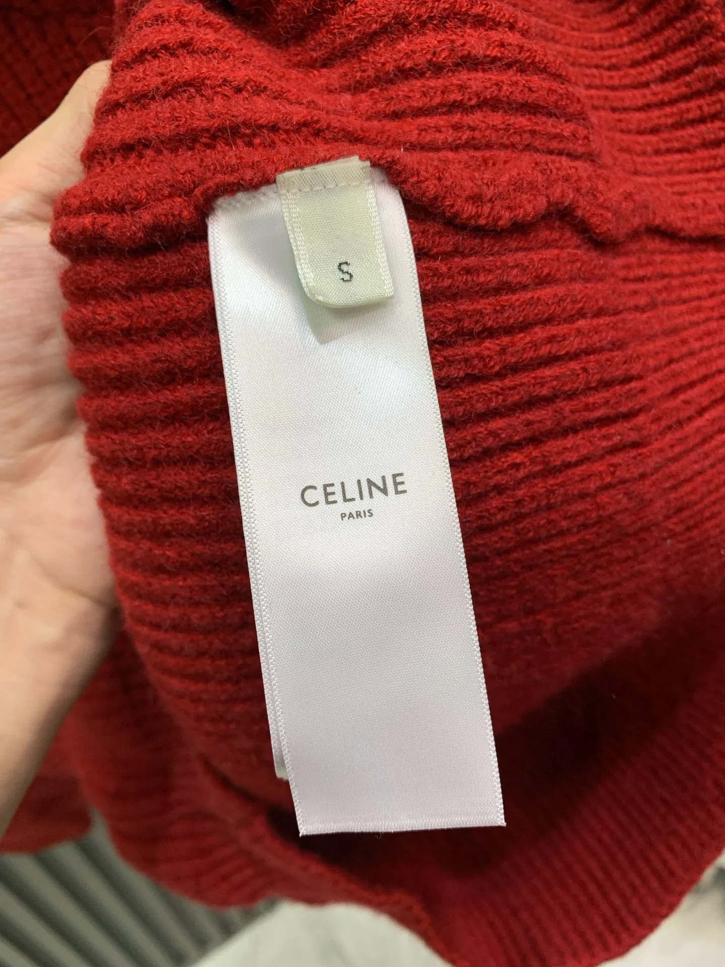 🅿️400 🀄️ Celine Celine ce25FW Autumn and Winter New Year's New Style C Letter Embroidered Fashionable Casual Warm Knitted Sweater. The surface of the fabric has a three-dimensional vertical stripe texture. It is delicate, clear and shiny. It feels comfortable and skin-friendly. It is a high-end luxury fabric that can be distinguished at a glance. It is different from ordinary versions on the market. It is a very eye-catching and fashionable classic item that will not go out of style. Good warmth and comfort. Easily cope with low temperature climate. Let style and temperature coexist! The classic contrast between the chest and the back of the body is the C letter logo. It is made with three-dimensional embroidery technology. It forms a striking contrast with the body of the body, adding visual layering while showing an extremely luxurious charm. You will definitely fall in love with it instantly after you get it.