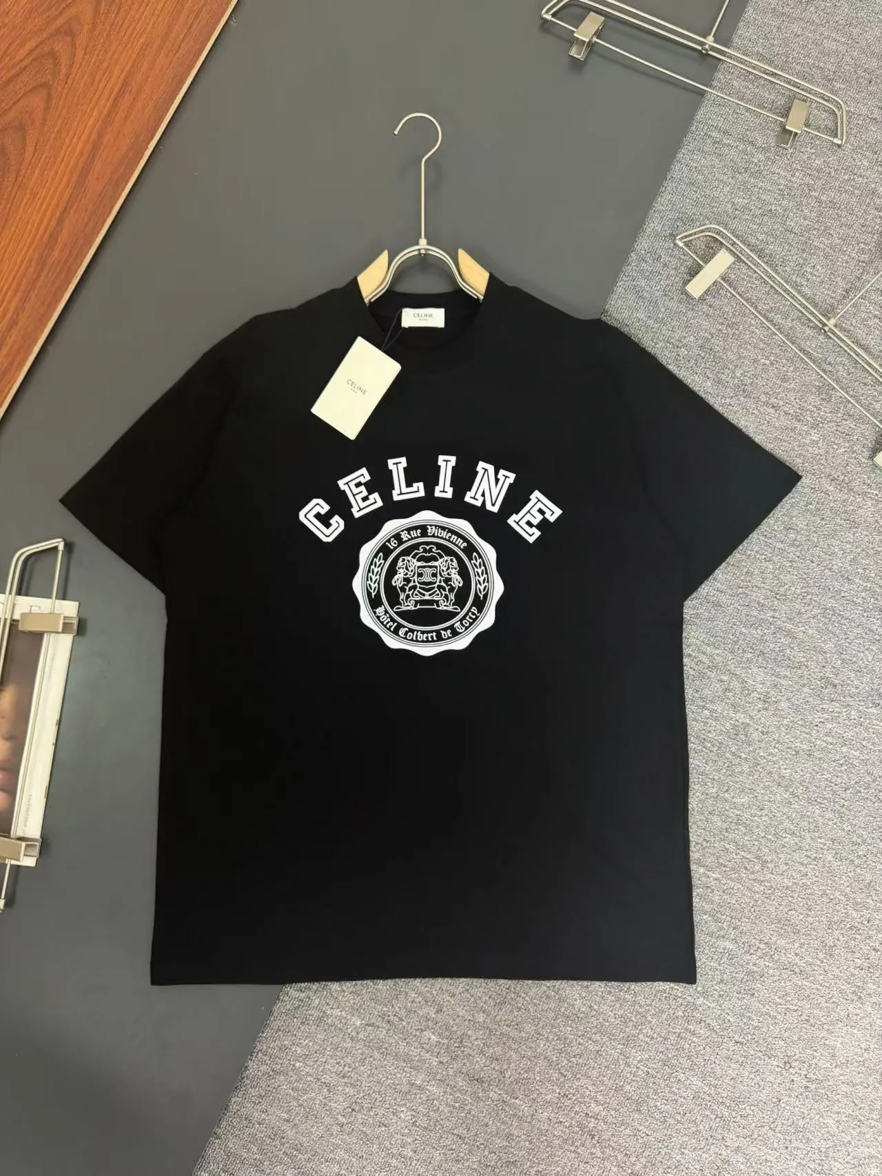 🅿️200 CELINE* Celine* 320g heavyweight pure cotton T-shirt with loose fit and three-dimensional printed logo design. Spring and summer new round neck fashionable short-sleeved T-shirt. Comfortable against the skin, durable and easy to wear. Meticulous original craftsmanship, a must-have for casual and versatile colors. Color: white, black, rose. Size: S M L XL XXL