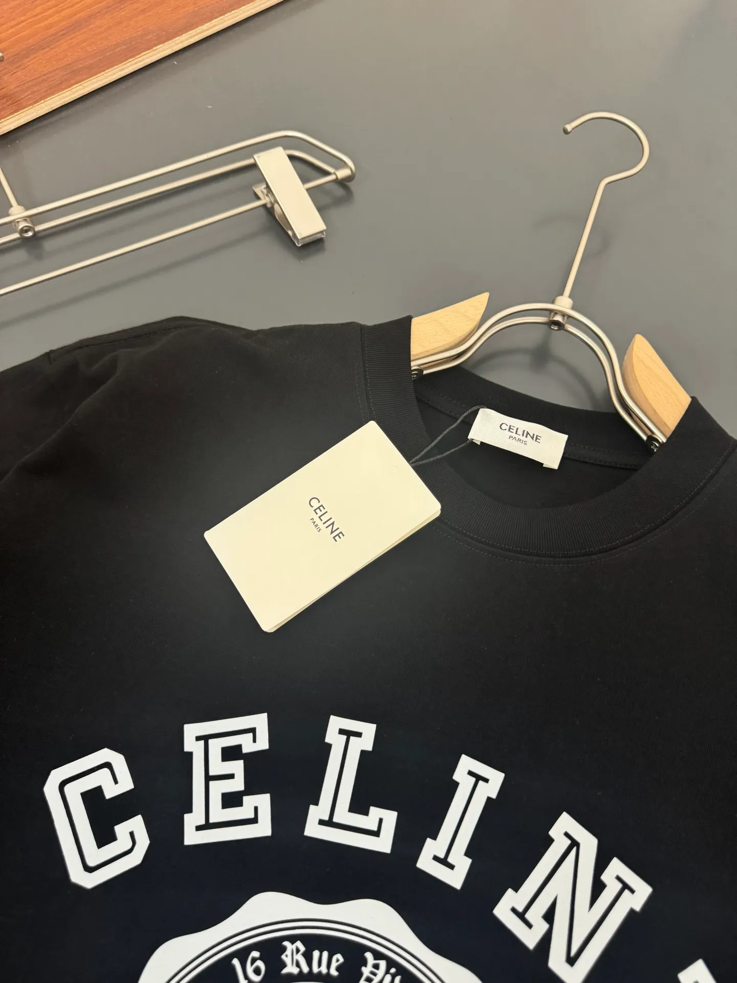 🅿️200 CELINE* Celine* 320g heavyweight pure cotton T-shirt with loose fit and three-dimensional printed logo design. Spring and summer new round neck fashionable short-sleeved T-shirt. Comfortable against the skin, durable and easy to wear. Meticulous original craftsmanship, a must-have for casual and versatile colors. Color: white, black, rose. Size: S M L XL XXL