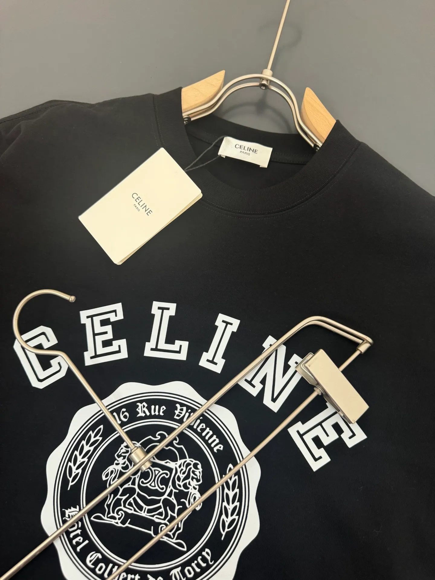 🅿️200 CELINE* Celine* 320g heavyweight pure cotton T-shirt with loose fit and three-dimensional printed logo design. Spring and summer new round neck fashionable short-sleeved T-shirt. Comfortable against the skin, durable and easy to wear. Meticulous original craftsmanship, a must-have for casual and versatile colors. Color: white, black, rose. Size: S M L XL XXL