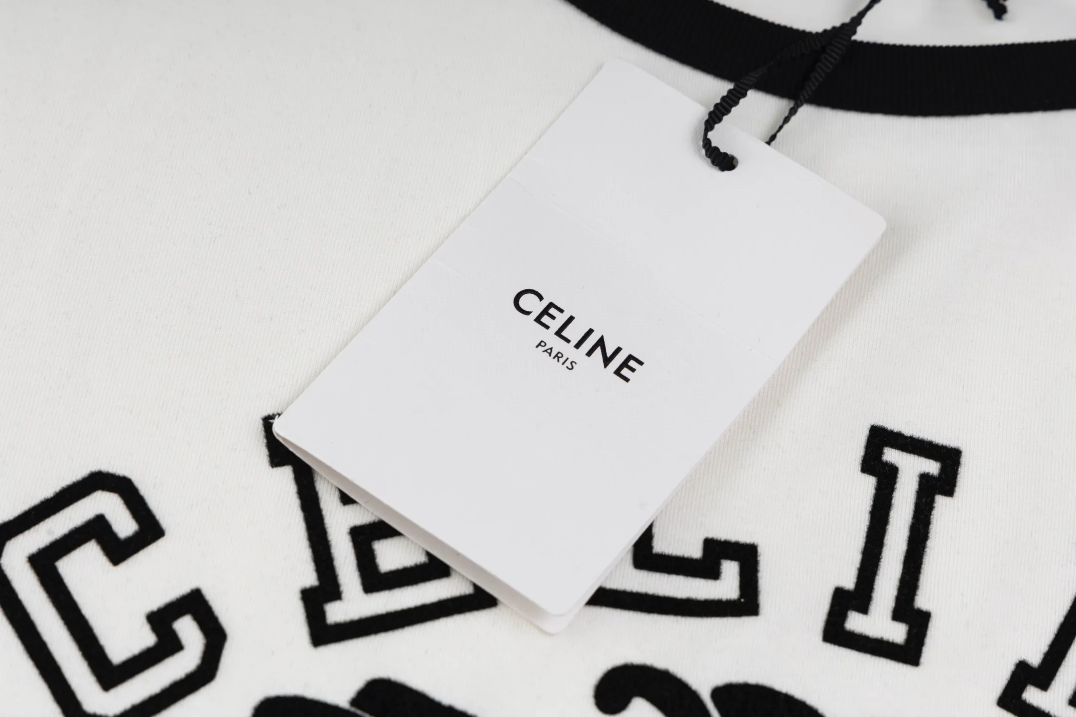🅿️260 [Exclusive supply] Celine elephant flocked printed short-sleeved fabric is made of 50S 165g double-ply plain fabric, and the rib is made of 32S 2×2 300g stretch rib. 50S double-strand mercerized cotton fabric adopts fine yarn selection, unique mercerization treatment, advanced weaving technology, and environmentally friendly dyeing and finishing processes. Double-strand mercerized cotton fabric has excellent moisture absorption and breathability. Its good elasticity and wrinkle resistance make the fabric less likely to deform during wearing and washing, and is easy to care for. Flocking printing is a special printing process. Its principle is to adhere short fibers to the surface of the fabric according to a specific pattern. The process is a two-stage process, first the fiber linters are adhered to the fabric with an adhesive, and then the fiber linters are bonded to the fabric. Size:XS-S-M-L