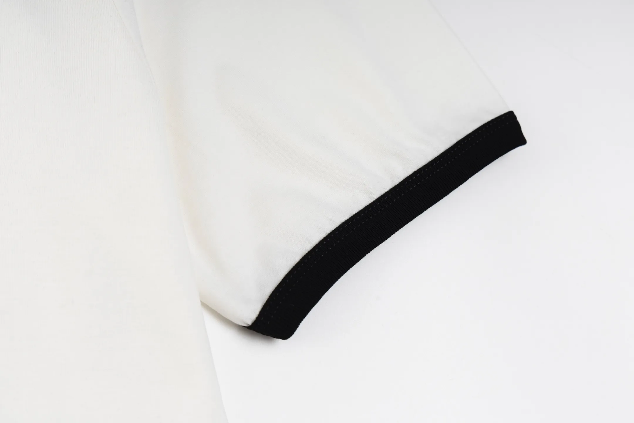 🅿️260 [Exclusive supply] Celine elephant flocked printed short-sleeved fabric is made of 50S 165g double-ply plain fabric, and the rib is made of 32S 2×2 300g stretch rib. 50S double-strand mercerized cotton fabric adopts fine yarn selection, unique mercerization treatment, advanced weaving technology, and environmentally friendly dyeing and finishing processes. Double-strand mercerized cotton fabric has excellent moisture absorption and breathability. Its good elasticity and wrinkle resistance make the fabric less likely to deform during wearing and washing, and is easy to care for. Flocking printing is a special printing process. Its principle is to adhere short fibers to the surface of the fabric according to a specific pattern. The process is a two-stage process, first the fiber linters are adhered to the fabric with an adhesive, and then the fiber linters are bonded to the fabric. Size:XS-S-M-L