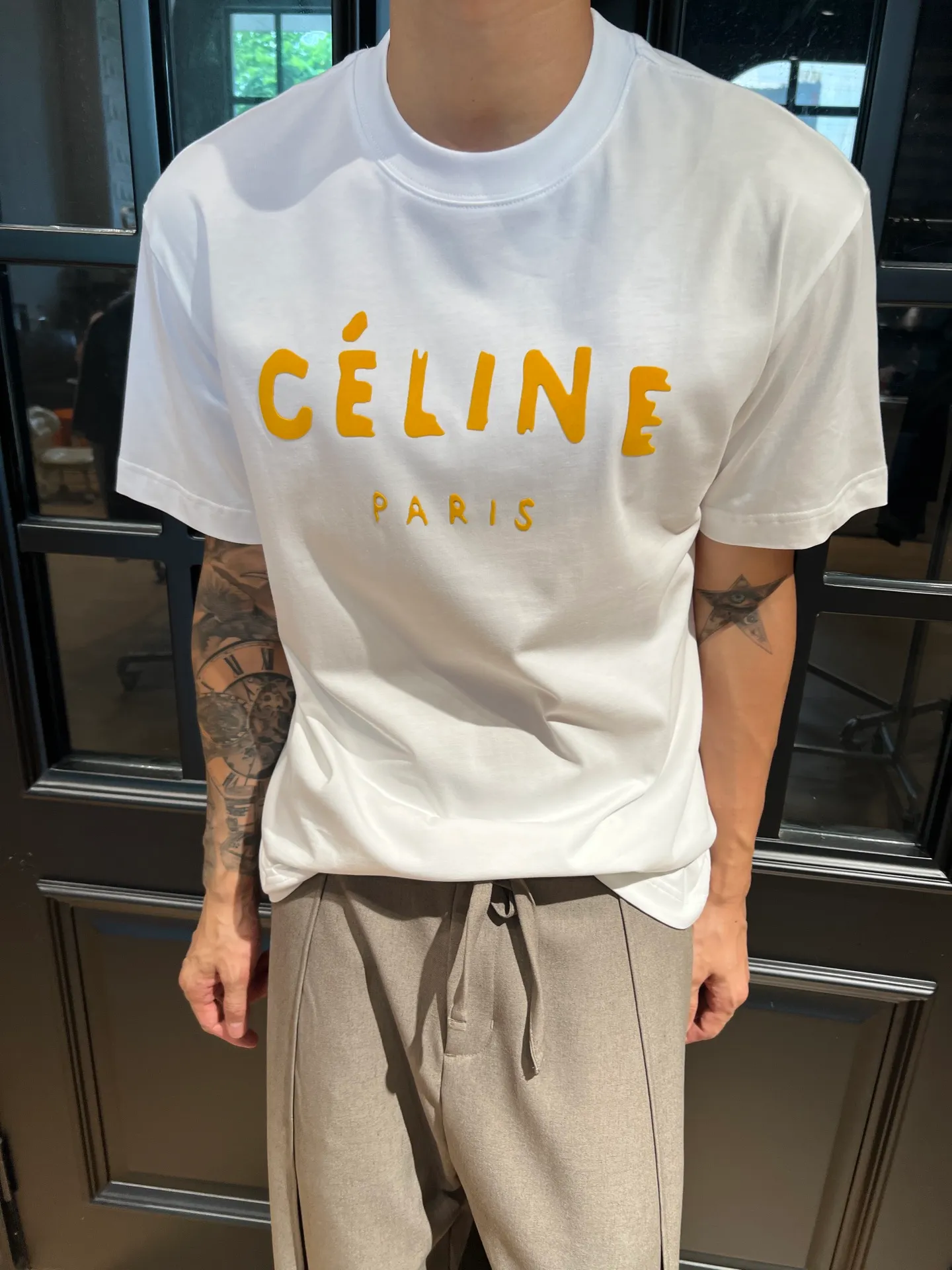 🅿️180 CELINE's new summer printed letter T-shirt is here, it's really awesome😍 Customized Salona 250g fabric, soft and skin-friendly and breathable, the stuffy feeling in summer disappears instantly. The printing letter craftsmanship is superb, full of three-dimensionality, and full of texture to the touch. The brand charm of CELINE is immediately highlighted, giving it a full sense of high-end. The loose version is not flattering on your figure and has a first-class flesh-covering effect. Wearing it will make you the focus of the crowd and easily become a fashion ICON. Color: black, white Size: S-2XL