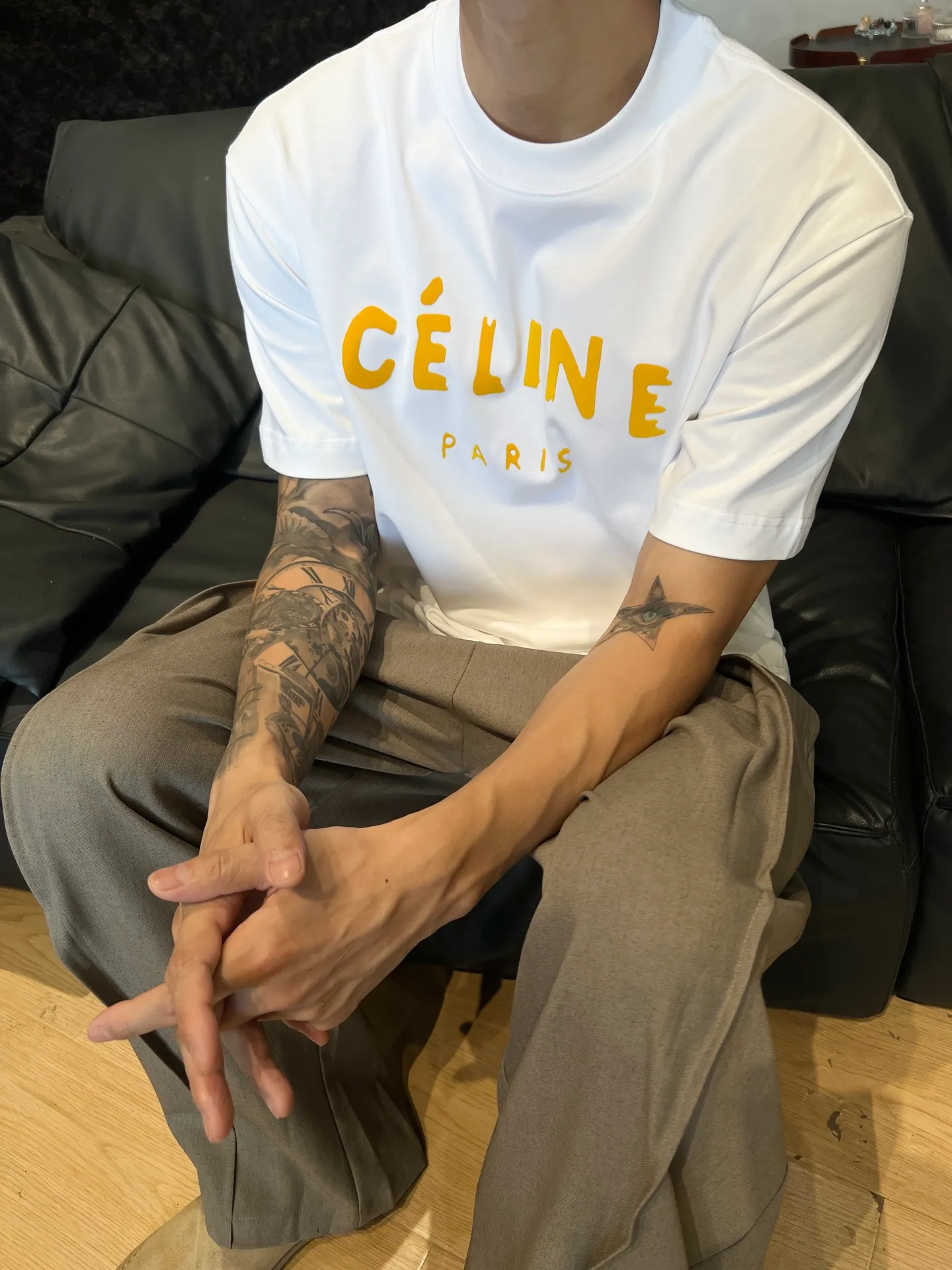🅿️180 CELINE's new summer printed letter T-shirt is here, it's really awesome😍 Customized Salona 250g fabric, soft and skin-friendly and breathable, the stuffy feeling in summer disappears instantly. The printing letter craftsmanship is superb, full of three-dimensionality, and full of texture to the touch. The brand charm of CELINE is immediately highlighted, giving it a full sense of high-end. The loose version is not flattering on your figure and has a first-class flesh-covering effect. Wearing it will make you the focus of the crowd and easily become a fashion ICON. Color: black, white Size: S-2XL