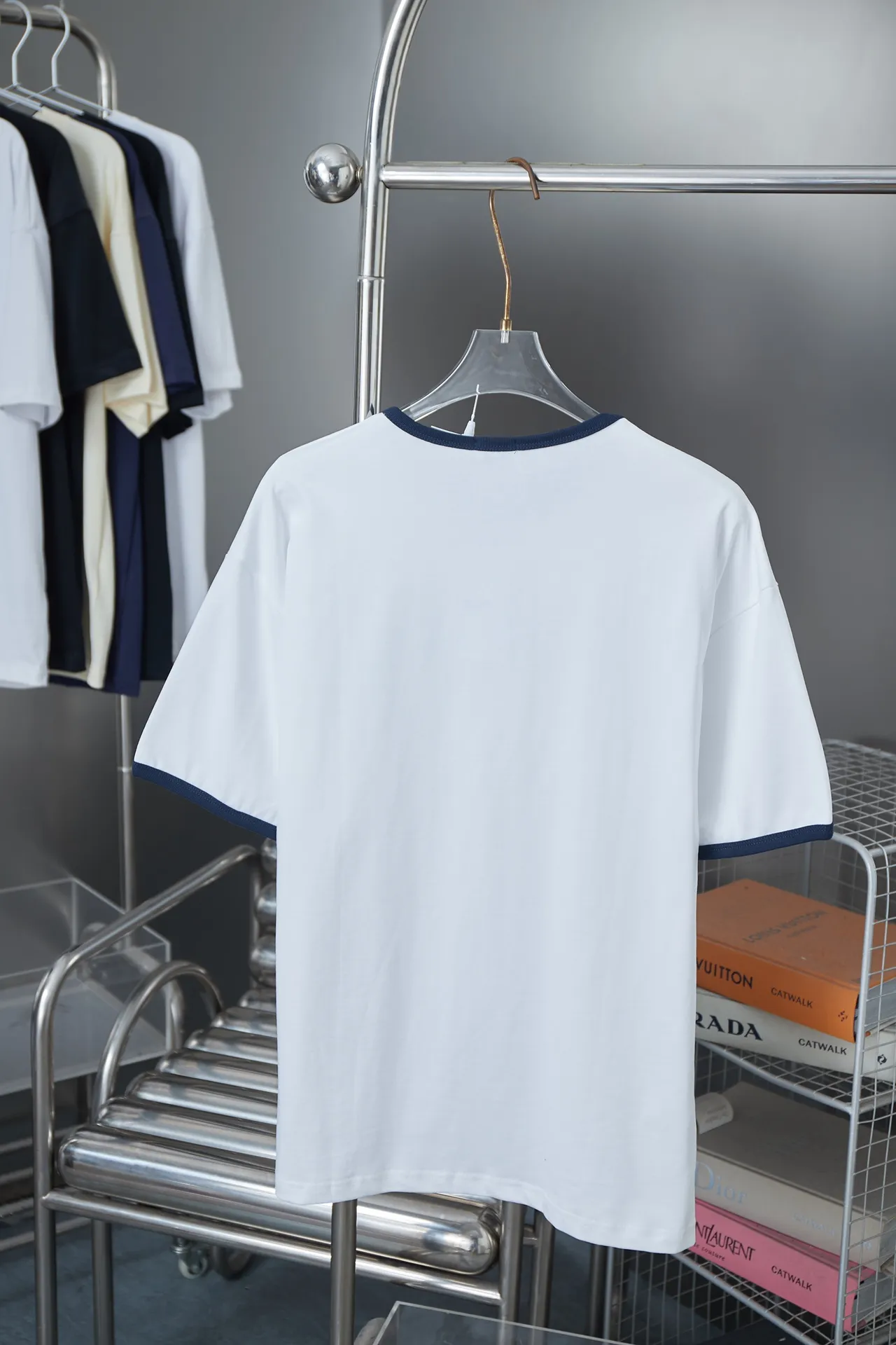 🅿️170 CELIN* 25SS early spring new style, letter printed short sleeves, light luxury, a must-have item for daily commuting for men and women, correct version, welcome to compare, detailed features · 320g 100% pure cotton double yarn jersey fabric · Special thickened 32 pieces of double yarn 1X1 thread in the same cylinder custom dyeing · Classic letter logo flocking printing on the front. Collar, cuffs contrasting threads · Double-needle sewing and cross-seam technology · Original main mark, washed tag, brand moisture-proof paper packaging Color: White Size: S/M/L/XL