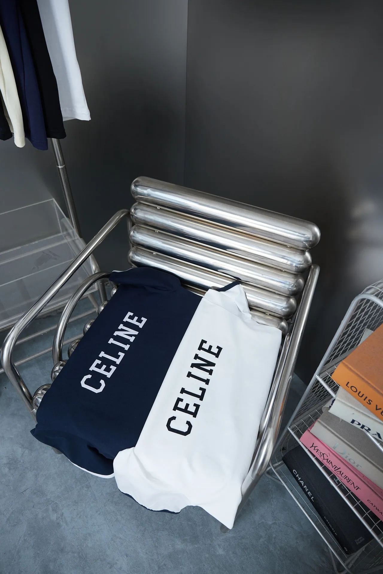 🅿️170 CELIN* 25SS early spring new style, letter printed short sleeves, light luxury, a must-have item for daily commuting for men and women, correct version, welcome to compare, detailed features · 320g 100% pure cotton double yarn jersey fabric · Special thickened 32 pieces of double yarn 1X1 thread in the same cylinder custom dyeing · Classic letter logo flocking printing on the front. Collar, cuffs contrasting threads · Double-needle sewing and cross-seam technology · Original main mark, washed tag, brand moisture-proof paper packaging Color: White Size: S/M/L/XL