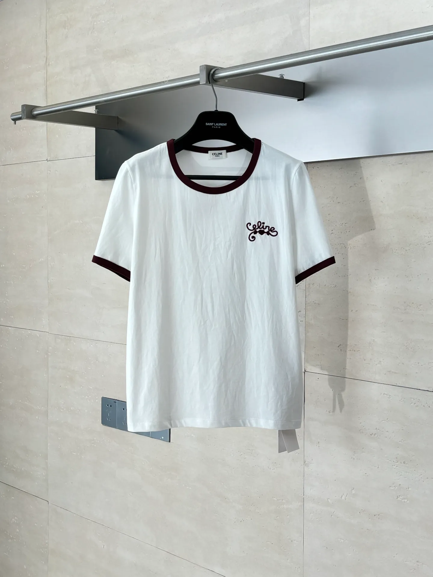 🅿️250 Celine*/Celine 25Ss new round neck embroidered short-sleeved T-shirt. Imported 100% cotton material, comfortable, breathable and full of texture. All-over plain base with contrasting edge design on the collar and cuffs. Iconic letter embroidery decoration on the chest highlights the brand tone, and the upper body is simple and elegant. Regular short-sleeved T-shirt tailoring to create a personalized style. It is stylish when worn alone. Size: S/M/L