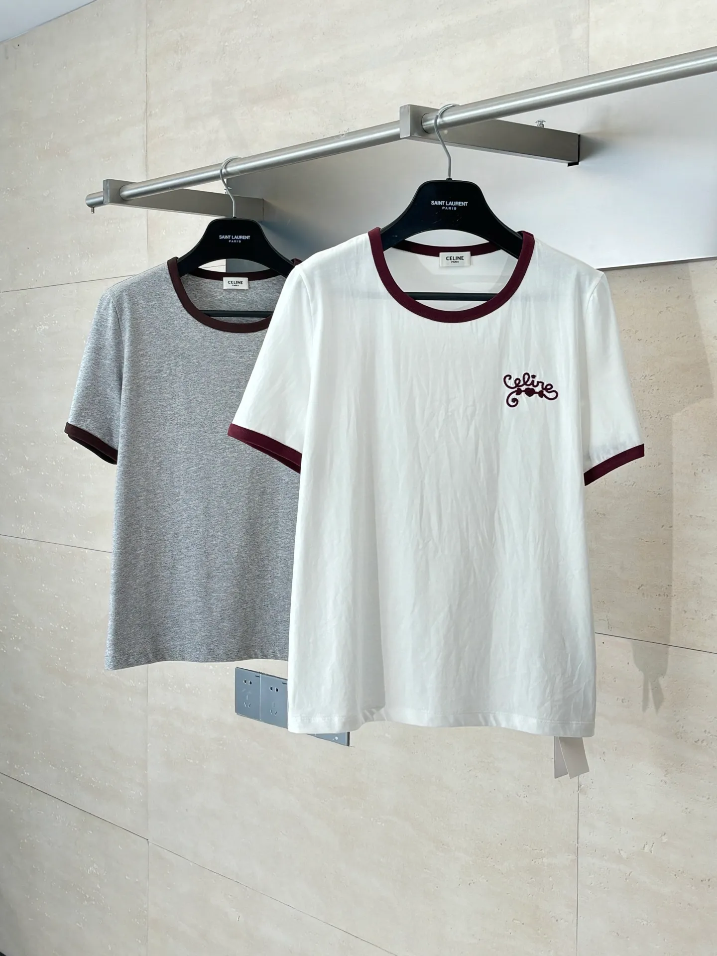 🅿️250 Celine*/Celine 25Ss new round neck embroidered short-sleeved T-shirt. Imported 100% cotton material, comfortable, breathable and full of texture. All-over plain base with contrasting edge design on the collar and cuffs. Iconic letter embroidery decoration on the chest highlights the brand tone, and the upper body is simple and elegant. Regular short-sleeved T-shirt tailoring to create a personalized style. It is stylish when worn alone. Size: S/M/L