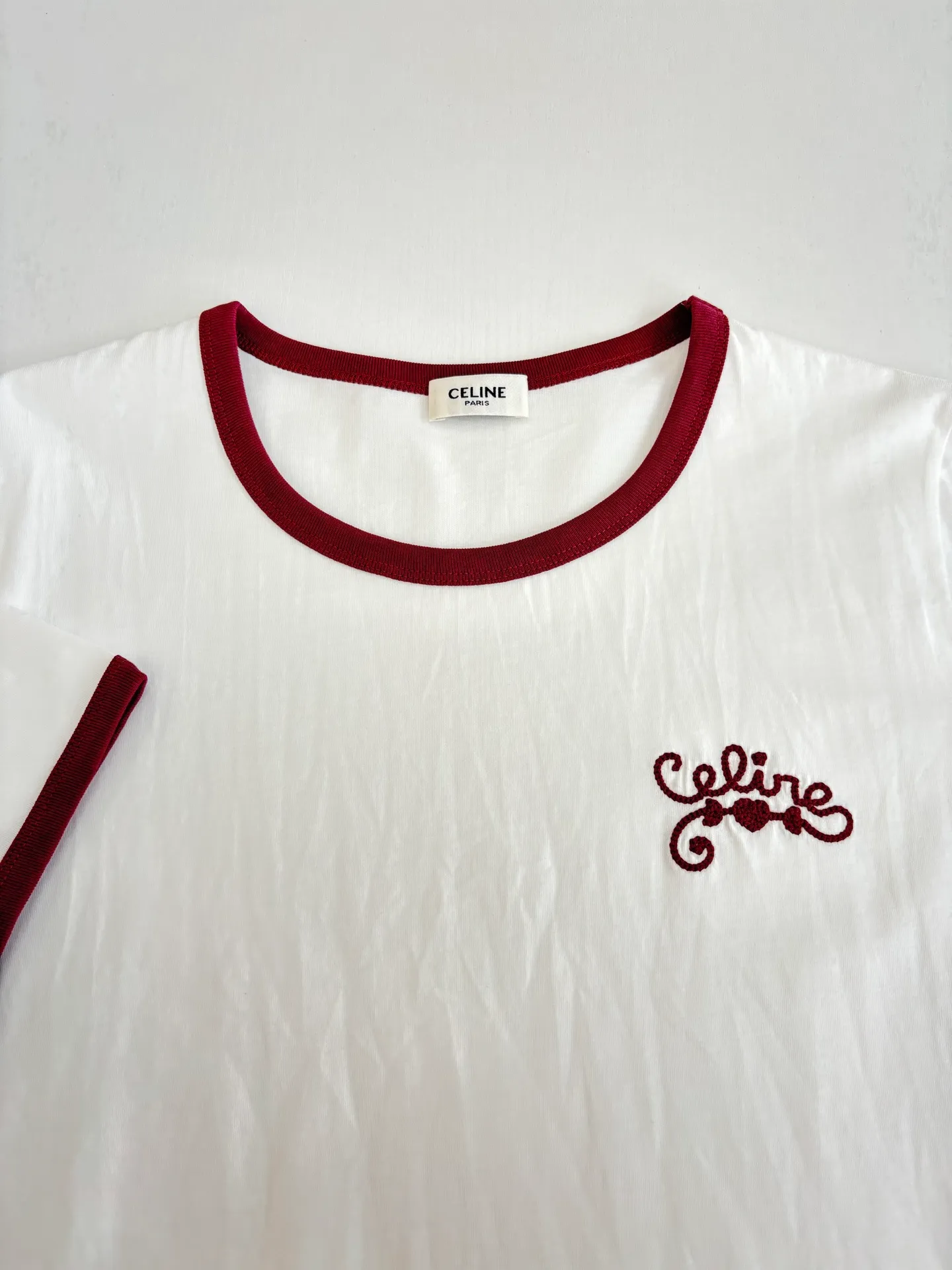 🅿️250 Celine*/Celine 25Ss new round neck embroidered short-sleeved T-shirt. Imported 100% cotton material, comfortable, breathable and full of texture. All-over plain base with contrasting edge design on the collar and cuffs. Iconic letter embroidery decoration on the chest highlights the brand tone, and the upper body is simple and elegant. Regular short-sleeved T-shirt tailoring to create a personalized style. It is stylish when worn alone. Size: S/M/L