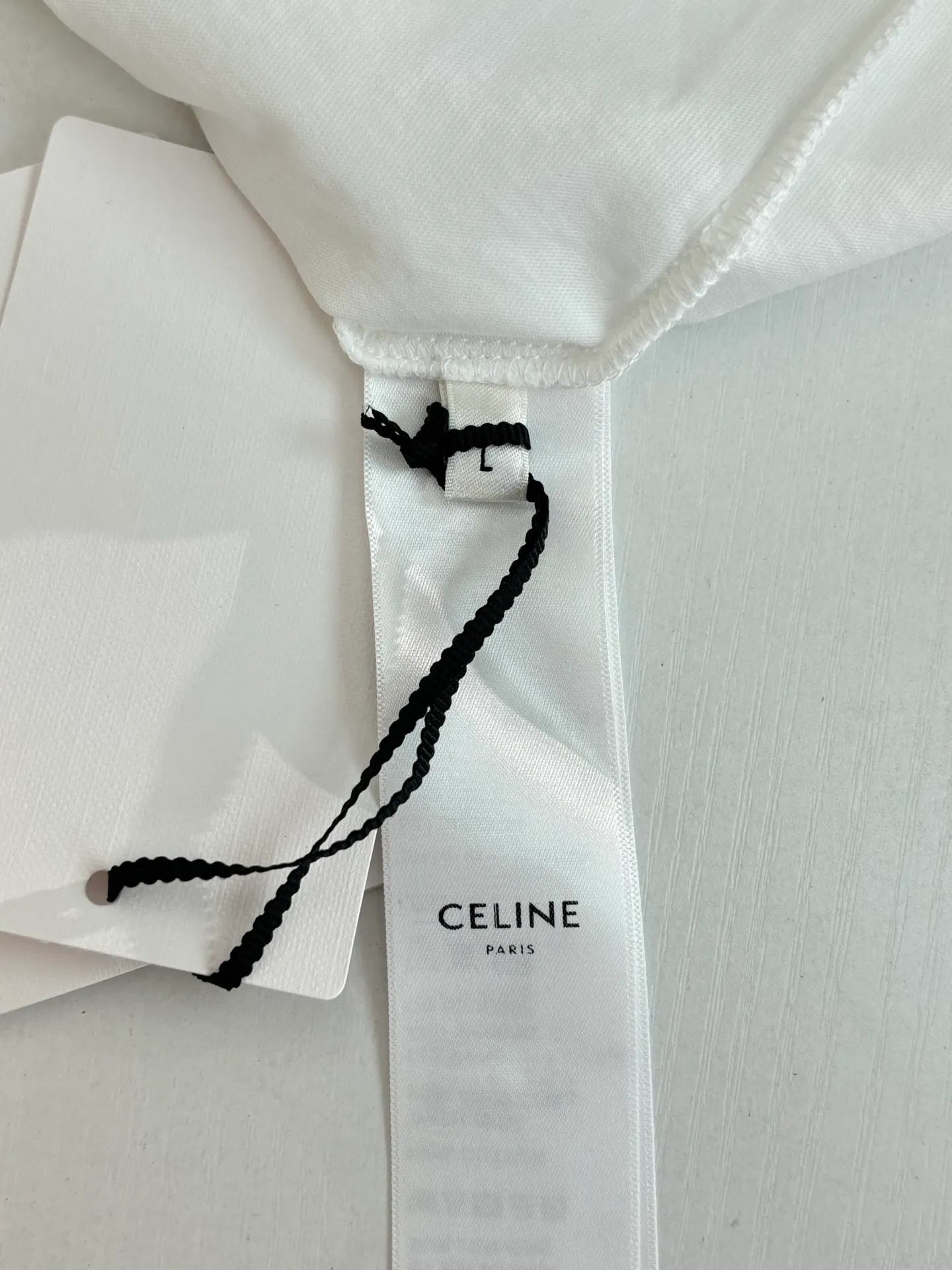 🅿️250 Celine*/Celine 25Ss new round neck embroidered short-sleeved T-shirt. Imported 100% cotton material, comfortable, breathable and full of texture. All-over plain base with contrasting edge design on the collar and cuffs. Iconic letter embroidery decoration on the chest highlights the brand tone, and the upper body is simple and elegant. Regular short-sleeved T-shirt tailoring to create a personalized style. It is stylish when worn alone. Size: S/M/L