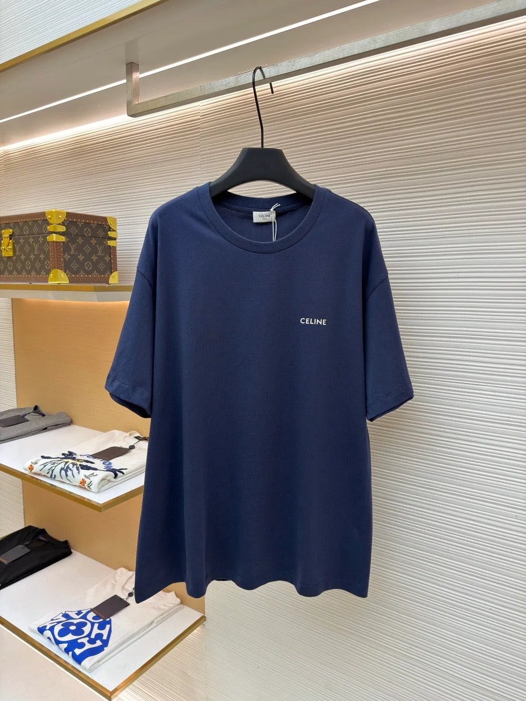 Celine letter printed short sleeves ●Original version: Purchased and developed for 4750 ●Item number: 1682467-X85 ●Fabric: Liquid Nitrogen Yayun plain weave fabric ●Technology: Glue printing production ●Color: Blue ●Version: Fitted version ●Weight: about 225 grams ●Size: S-M-L-XL ●Description: Customized Liquid Nitrogen Yayun plain weave fabric, soft to the touch, comfortable and close to the skin, using ivory white to interpret the philosophy of restraint of high-end white It gives the white a sense of warmth and breathing. The iconic CELINE print is embellished on the chest. It is highly recognizable and shows a luxurious texture in a low-key manner. It uses minimalism to define timeless fashion and uses glue printing. The chest printing has been modified three times with film screens. The glue liquid paint is used to print the pattern on the fabric. The fabric is baked to fix the printed pattern. The overall wiring is straight and delicate, the fabric is comfortable and soft, and the color is consistent without color difference. It can be matched with the same style to create a fashionable look and control various occasions. Customized accessories, complete with three standards, same style for men and women!