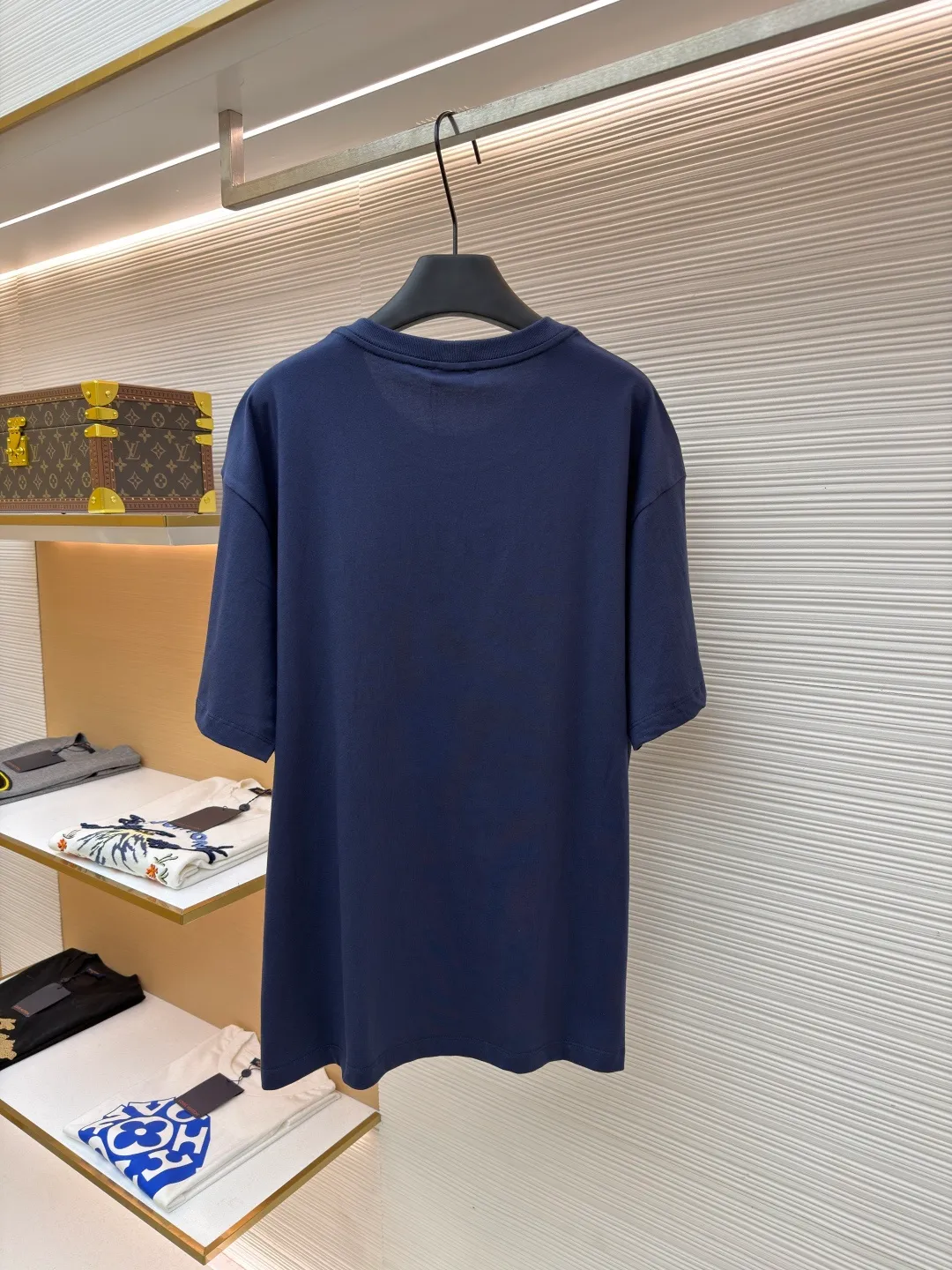 Celine letter printed short sleeves ●Original version: Purchased and developed for 4750 ●Item number: 1682467-X85 ●Fabric: Liquid Nitrogen Yayun plain weave fabric ●Technology: Glue printing production ●Color: Blue ●Version: Fitted version ●Weight: about 225 grams ●Size: S-M-L-XL ●Description: Customized Liquid Nitrogen Yayun plain weave fabric, soft to the touch, comfortable and close to the skin, using ivory white to interpret the philosophy of restraint of high-end white It gives the white a sense of warmth and breathing. The iconic CELINE print is embellished on the chest. It is highly recognizable and shows a luxurious texture in a low-key manner. It uses minimalism to define timeless fashion and uses glue printing. The chest printing has been modified three times with film screens. The glue liquid paint is used to print the pattern on the fabric. The fabric is baked to fix the printed pattern. The overall wiring is straight and delicate, the fabric is comfortable and soft, and the color is consistent without color difference. It can be matched with the same style to create a fashionable look and control various occasions. Customized accessories, complete with three standards, same style for men and women!