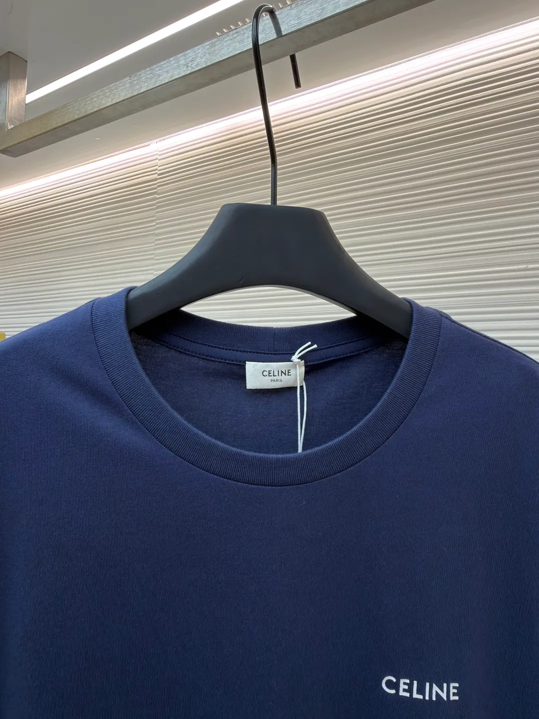 Celine letter printed short sleeves ●Original version: Purchased and developed for 4750 ●Item number: 1682467-X85 ●Fabric: Liquid Nitrogen Yayun plain weave fabric ●Technology: Glue printing production ●Color: Blue ●Version: Fitted version ●Weight: about 225 grams ●Size: S-M-L-XL ●Description: Customized Liquid Nitrogen Yayun plain weave fabric, soft to the touch, comfortable and close to the skin, using ivory white to interpret the philosophy of restraint of high-end white It gives the white a sense of warmth and breathing. The iconic CELINE print is embellished on the chest. It is highly recognizable and shows a luxurious texture in a low-key manner. It uses minimalism to define timeless fashion and uses glue printing. The chest printing has been modified three times with film screens. The glue liquid paint is used to print the pattern on the fabric. The fabric is baked to fix the printed pattern. The overall wiring is straight and delicate, the fabric is comfortable and soft, and the color is consistent without color difference. It can be matched with the same style to create a fashionable look and control various occasions. Customized accessories, complete with three standards, same style for men and women!