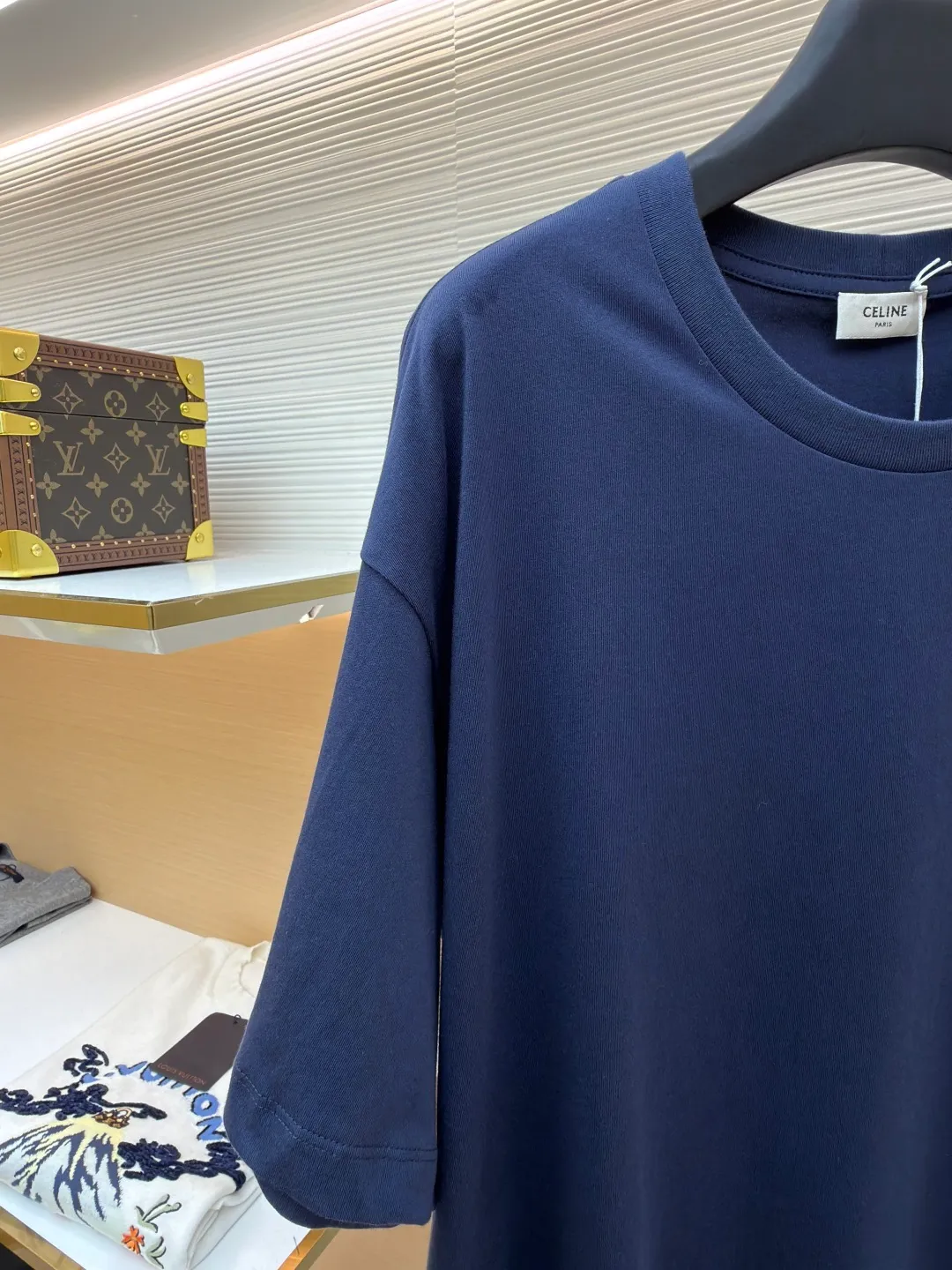Celine letter printed short sleeves ●Original version: Purchased and developed for 4750 ●Item number: 1682467-X85 ●Fabric: Liquid Nitrogen Yayun plain weave fabric ●Technology: Glue printing production ●Color: Blue ●Version: Fitted version ●Weight: about 225 grams ●Size: S-M-L-XL ●Description: Customized Liquid Nitrogen Yayun plain weave fabric, soft to the touch, comfortable and close to the skin, using ivory white to interpret the philosophy of restraint of high-end white It gives the white a sense of warmth and breathing. The iconic CELINE print is embellished on the chest. It is highly recognizable and shows a luxurious texture in a low-key manner. It uses minimalism to define timeless fashion and uses glue printing. The chest printing has been modified three times with film screens. The glue liquid paint is used to print the pattern on the fabric. The fabric is baked to fix the printed pattern. The overall wiring is straight and delicate, the fabric is comfortable and soft, and the color is consistent without color difference. It can be matched with the same style to create a fashionable look and control various occasions. Customized accessories, complete with three standards, same style for men and women!