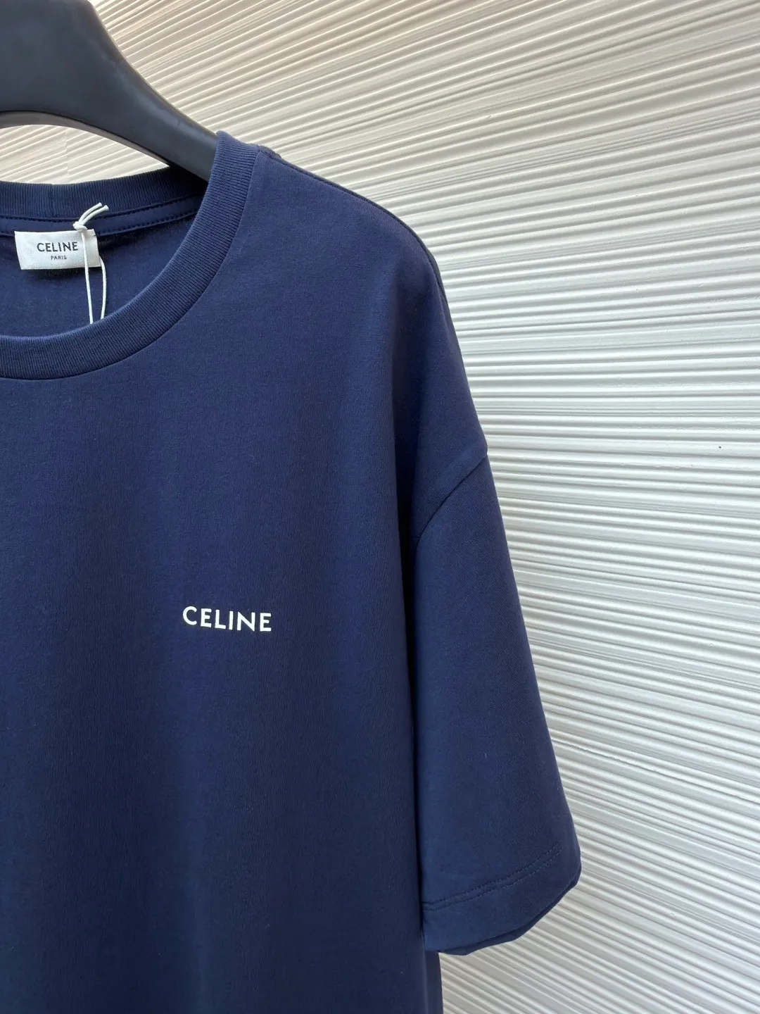 Celine letter printed short sleeves ●Original version: Purchased and developed for 4750 ●Item number: 1682467-X85 ●Fabric: Liquid Nitrogen Yayun plain weave fabric ●Technology: Glue printing production ●Color: Blue ●Version: Fitted version ●Weight: about 225 grams ●Size: S-M-L-XL ●Description: Customized Liquid Nitrogen Yayun plain weave fabric, soft to the touch, comfortable and close to the skin, using ivory white to interpret the philosophy of restraint of high-end white It gives the white a sense of warmth and breathing. The iconic CELINE print is embellished on the chest. It is highly recognizable and shows a luxurious texture in a low-key manner. It uses minimalism to define timeless fashion and uses glue printing. The chest printing has been modified three times with film screens. The glue liquid paint is used to print the pattern on the fabric. The fabric is baked to fix the printed pattern. The overall wiring is straight and delicate, the fabric is comfortable and soft, and the color is consistent without color difference. It can be matched with the same style to create a fashionable look and control various occasions. Customized accessories, complete with three standards, same style for men and women!