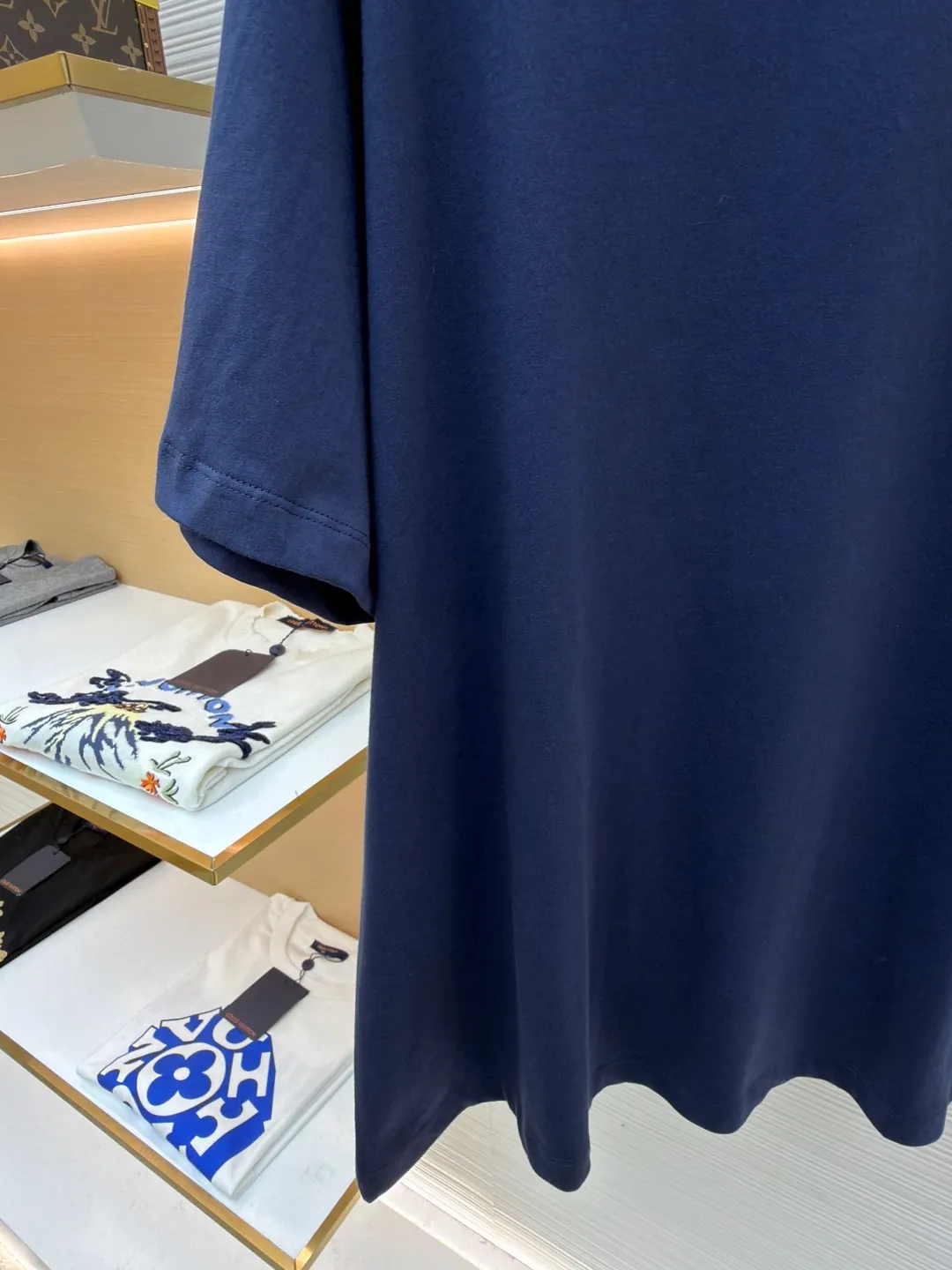Celine letter printed short sleeves ●Original version: Purchased and developed for 4750 ●Item number: 1682467-X85 ●Fabric: Liquid Nitrogen Yayun plain weave fabric ●Technology: Glue printing production ●Color: Blue ●Version: Fitted version ●Weight: about 225 grams ●Size: S-M-L-XL ●Description: Customized Liquid Nitrogen Yayun plain weave fabric, soft to the touch, comfortable and close to the skin, using ivory white to interpret the philosophy of restraint of high-end white It gives the white a sense of warmth and breathing. The iconic CELINE print is embellished on the chest. It is highly recognizable and shows a luxurious texture in a low-key manner. It uses minimalism to define timeless fashion and uses glue printing. The chest printing has been modified three times with film screens. The glue liquid paint is used to print the pattern on the fabric. The fabric is baked to fix the printed pattern. The overall wiring is straight and delicate, the fabric is comfortable and soft, and the color is consistent without color difference. It can be matched with the same style to create a fashionable look and control various occasions. Customized accessories, complete with three standards, same style for men and women!