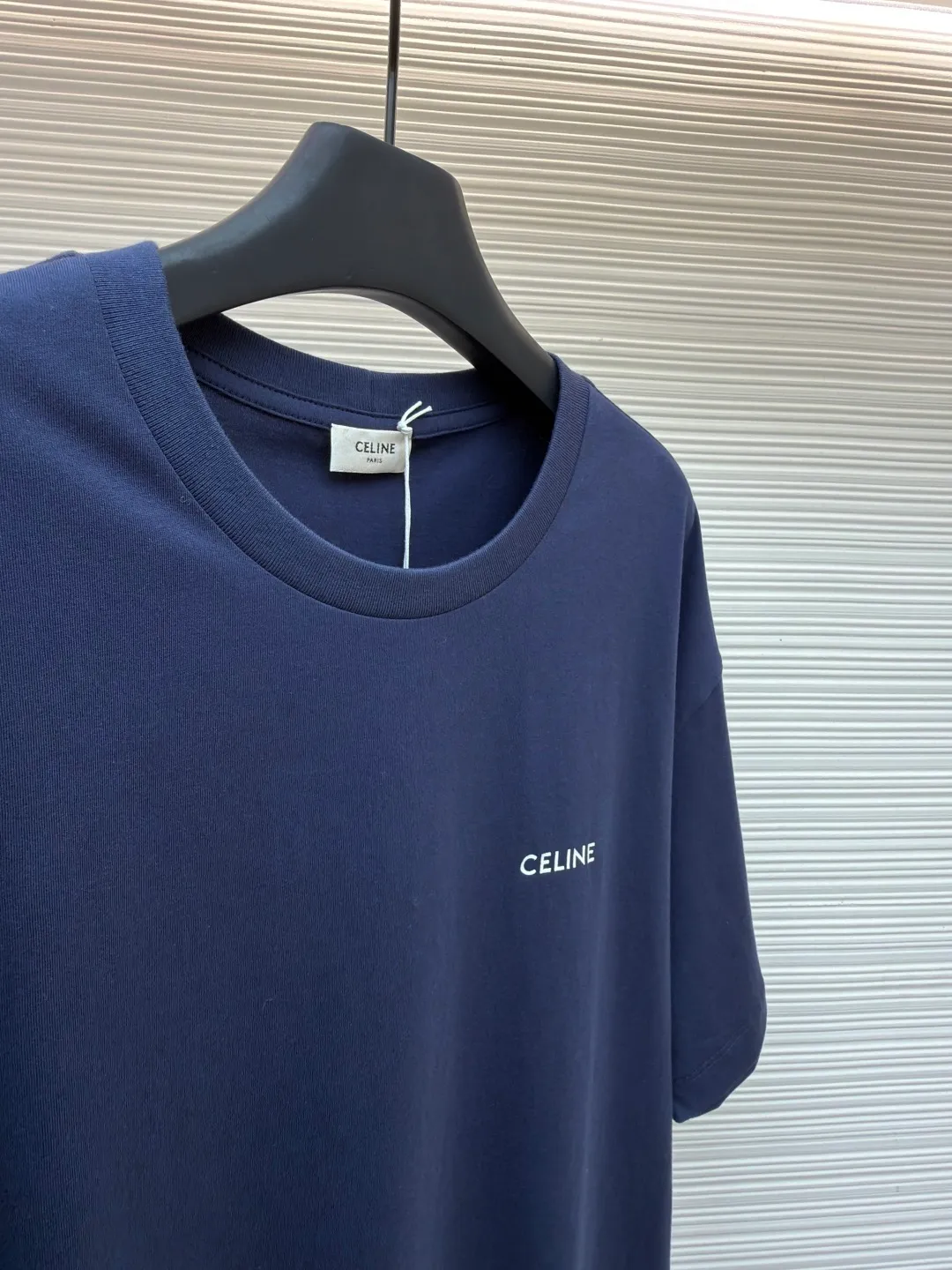 Celine letter printed short sleeves ●Original version: Purchased and developed for 4750 ●Item number: 1682467-X85 ●Fabric: Liquid Nitrogen Yayun plain weave fabric ●Technology: Glue printing production ●Color: Blue ●Version: Fitted version ●Weight: about 225 grams ●Size: S-M-L-XL ●Description: Customized Liquid Nitrogen Yayun plain weave fabric, soft to the touch, comfortable and close to the skin, using ivory white to interpret the philosophy of restraint of high-end white It gives the white a sense of warmth and breathing. The iconic CELINE print is embellished on the chest. It is highly recognizable and shows a luxurious texture in a low-key manner. It uses minimalism to define timeless fashion and uses glue printing. The chest printing has been modified three times with film screens. The glue liquid paint is used to print the pattern on the fabric. The fabric is baked to fix the printed pattern. The overall wiring is straight and delicate, the fabric is comfortable and soft, and the color is consistent without color difference. It can be matched with the same style to create a fashionable look and control various occasions. Customized accessories, complete with three standards, same style for men and women!