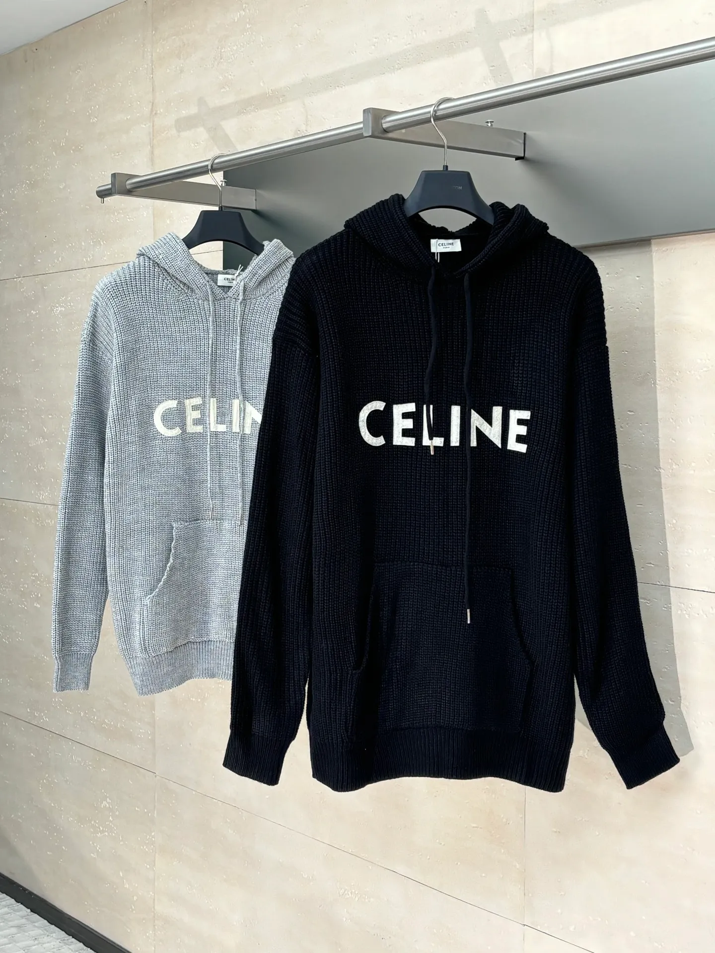 🅿️480 Celine*/Celine 25FW patch hooded sweater. The fabric is made of 75 wool 25 Angora rabbit fur that is closest to the original version. It is made of customized expanded blended wool. The upper body is comfortable and soft, and the weight is 700 grams. It is made of imported Stoll weaving with clear texture and 7-needle double ingot stitching method. The imported thickened felt cloth on the front chest is embroidered with letters using laser embroidery technology. High-energy laser beams are used for fine cutting and embroidery on the fabric. The letter material is made of wool superfiber positioning laser embroidery, which combines the strength of wool. Natural softness and durability of microfiber, the laser beam is used to precisely embroider at designated positions to achieve a highly precise embroidery effect. The letters have smooth lines and clear edges. The felt must be washed after embroidery to make it fluffy and more coordinated with the clothes. Thin felt is used for embroidery on the market and cannot be washed. Custom letter engraved white asphalt alloy tail clip, custom woven and dyed cotton texture round rope Size: S/M/L