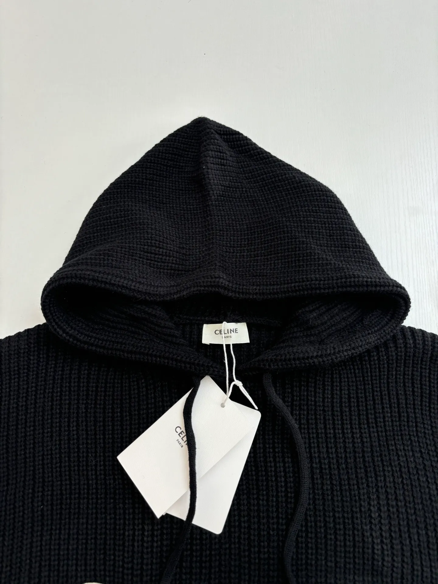 🅿️480 Celine*/Celine 25FW patch hooded sweater. The fabric is made of 75 wool 25 Angora rabbit fur that is closest to the original version. It is made of customized expanded blended wool. The upper body is comfortable and soft, and the weight is 700 grams. It is made of imported Stoll weaving with clear texture and 7-needle double ingot stitching method. The imported thickened felt cloth on the front chest is embroidered with letters using laser embroidery technology. High-energy laser beams are used for fine cutting and embroidery on the fabric. The letter material is made of wool superfiber positioning laser embroidery, which combines the strength of wool. Natural softness and durability of microfiber, the laser beam is used to precisely embroider at designated positions to achieve a highly precise embroidery effect. The letters have smooth lines and clear edges. The felt must be washed after embroidery to make it fluffy and more coordinated with the clothes. Thin felt is used for embroidery on the market and cannot be washed. Custom letter engraved white asphalt alloy tail clip, custom woven and dyed cotton texture round rope Size: S/M/L