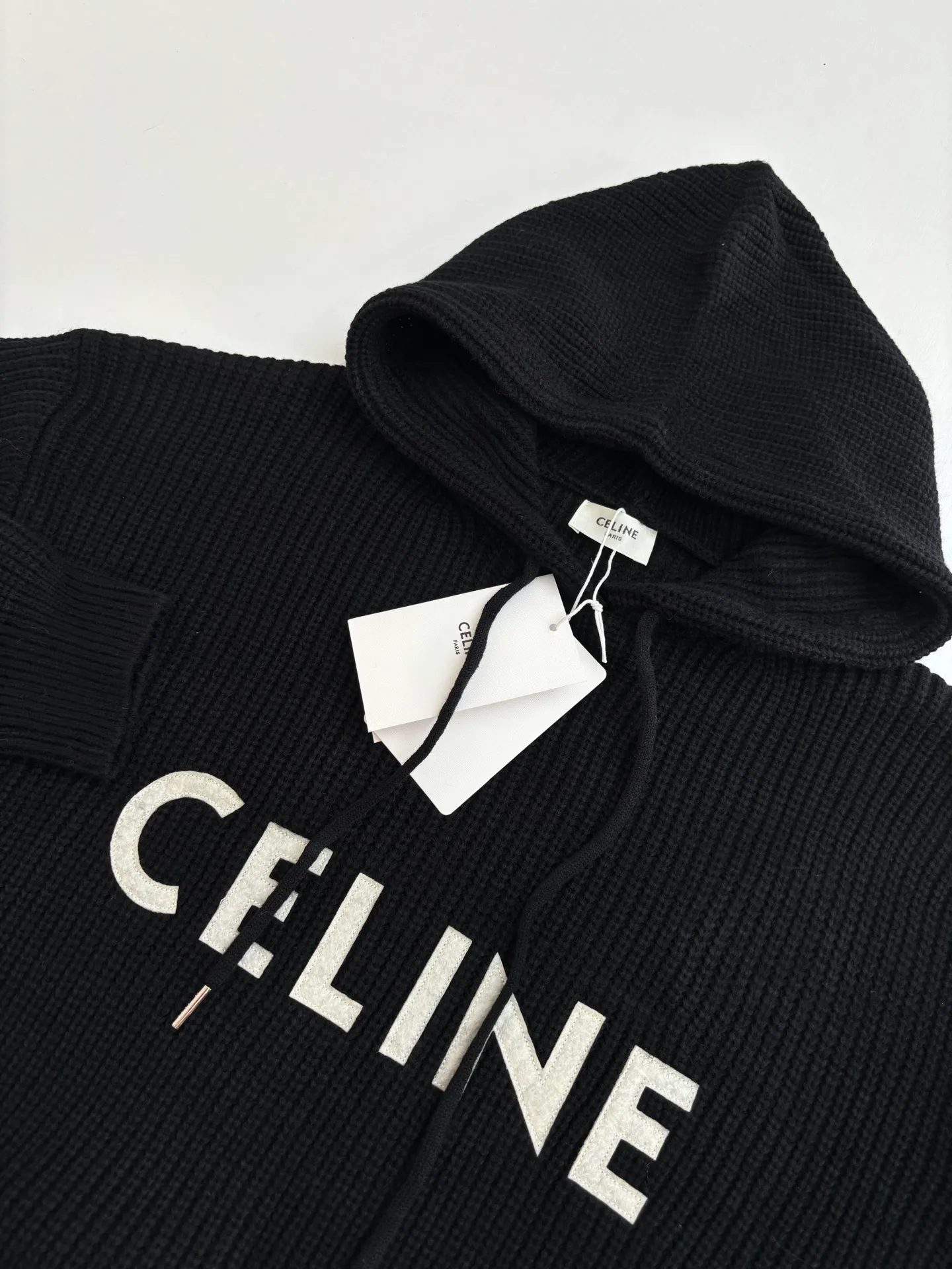 🅿️480 Celine*/Celine 25FW patch hooded sweater. The fabric is made of 75 wool 25 Angora rabbit fur that is closest to the original version. It is made of customized expanded blended wool. The upper body is comfortable and soft, and the weight is 700 grams. It is made of imported Stoll weaving with clear texture and 7-needle double ingot stitching method. The imported thickened felt cloth on the front chest is embroidered with letters using laser embroidery technology. High-energy laser beams are used for fine cutting and embroidery on the fabric. The letter material is made of wool superfiber positioning laser embroidery, which combines the strength of wool. Natural softness and durability of microfiber, the laser beam is used to precisely embroider at designated positions to achieve a highly precise embroidery effect. The letters have smooth lines and clear edges. The felt must be washed after embroidery to make it fluffy and more coordinated with the clothes. Thin felt is used for embroidery on the market and cannot be washed. Custom letter engraved white asphalt alloy tail clip, custom woven and dyed cotton texture round rope Size: S/M/L