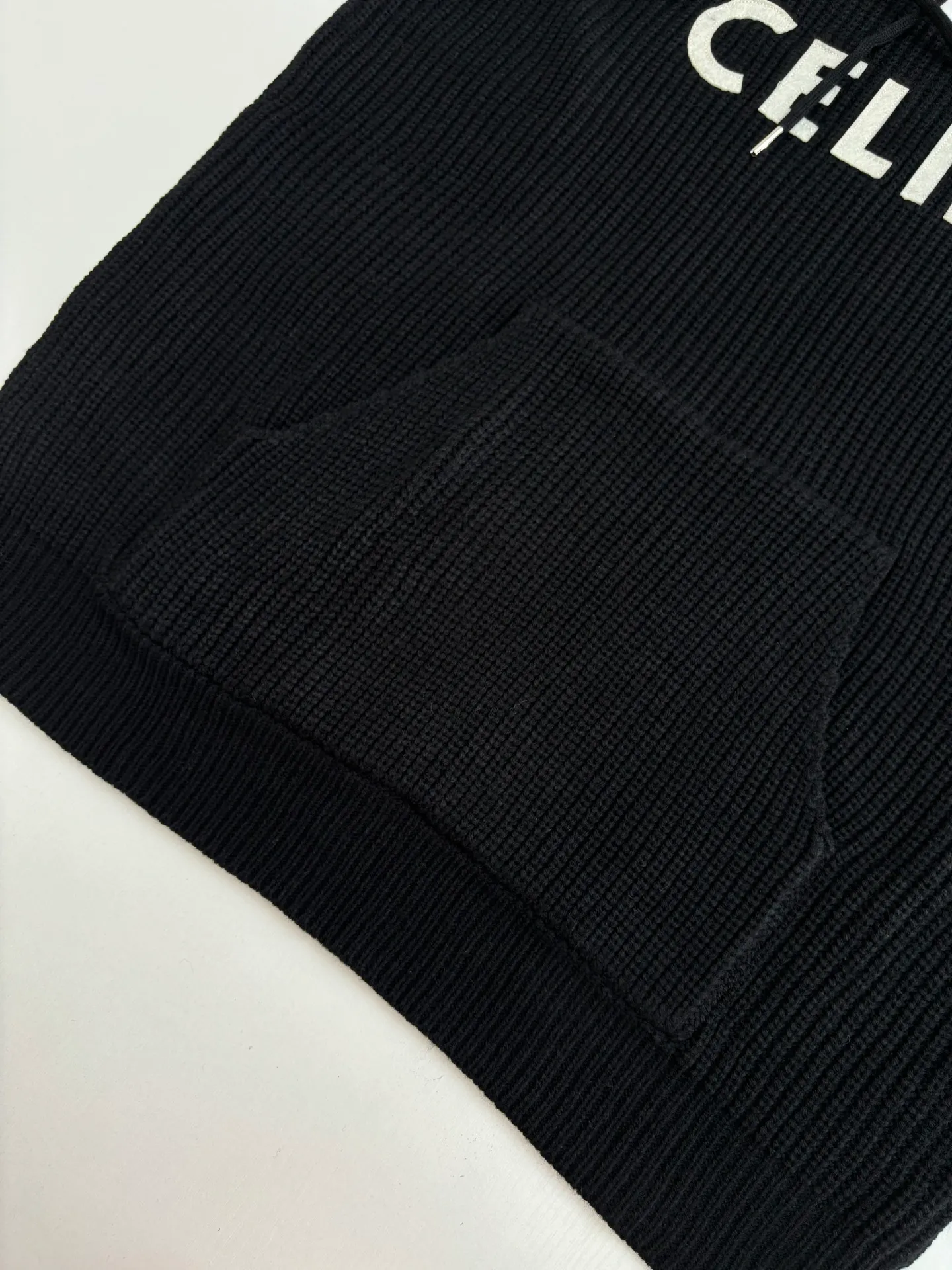 🅿️480 Celine*/Celine 25FW patch hooded sweater. The fabric is made of 75 wool 25 Angora rabbit fur that is closest to the original version. It is made of customized expanded blended wool. The upper body is comfortable and soft, and the weight is 700 grams. It is made of imported Stoll weaving with clear texture and 7-needle double ingot stitching method. The imported thickened felt cloth on the front chest is embroidered with letters using laser embroidery technology. High-energy laser beams are used for fine cutting and embroidery on the fabric. The letter material is made of wool superfiber positioning laser embroidery, which combines the strength of wool. Natural softness and durability of microfiber, the laser beam is used to precisely embroider at designated positions to achieve a highly precise embroidery effect. The letters have smooth lines and clear edges. The felt must be washed after embroidery to make it fluffy and more coordinated with the clothes. Thin felt is used for embroidery on the market and cannot be washed. Custom letter engraved white asphalt alloy tail clip, custom woven and dyed cotton texture round rope Size: S/M/L